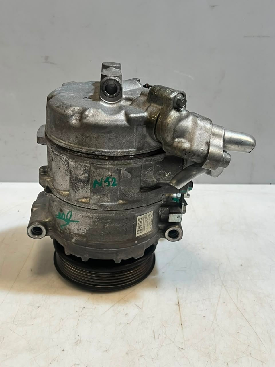 BMW 525i E60 E61 E63 E64 E65 E66 3.0L Air Conditioning Compressor 6956715 OEM