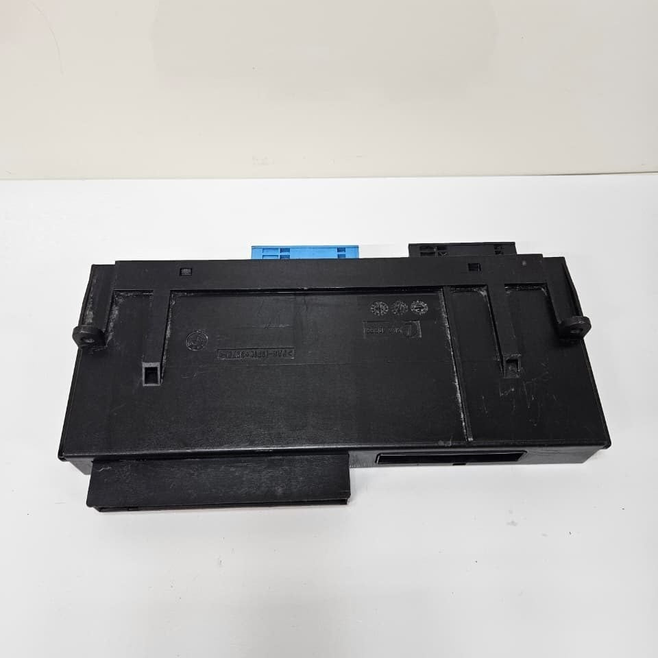 2006 BMW 325i Body Control Module Junction Box 6983303 OEM