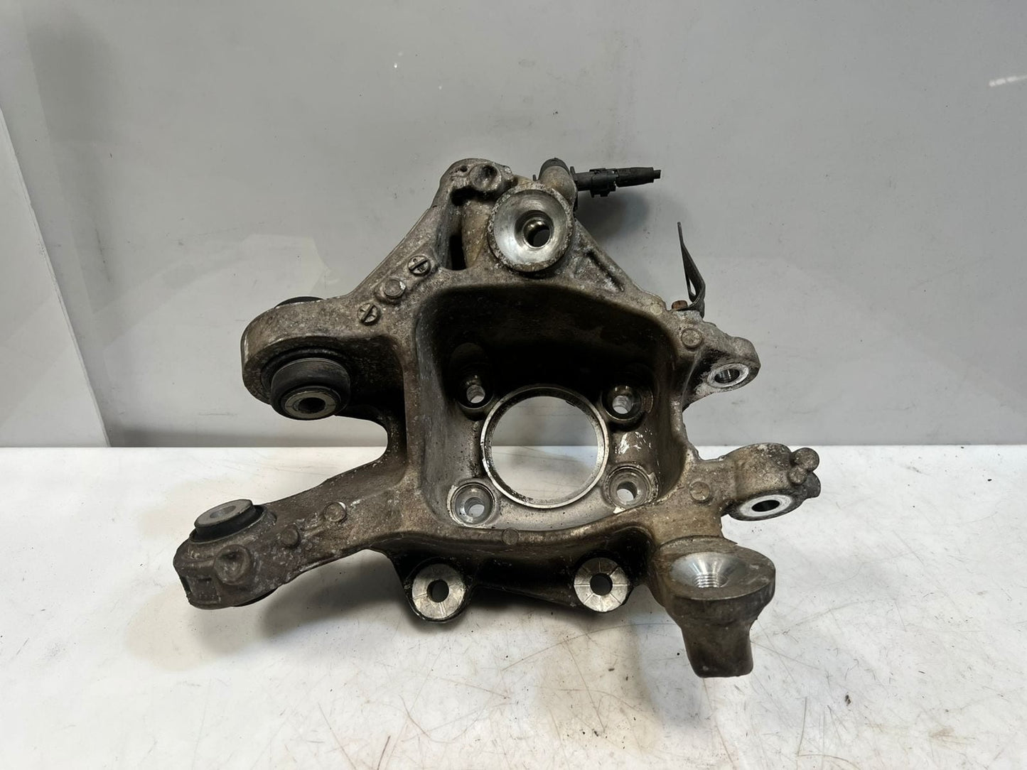 BMW 8 Series G14 G15 G16 Rear Wheel Hub Carrier Rear Left SPINDLE 6850563 OEM