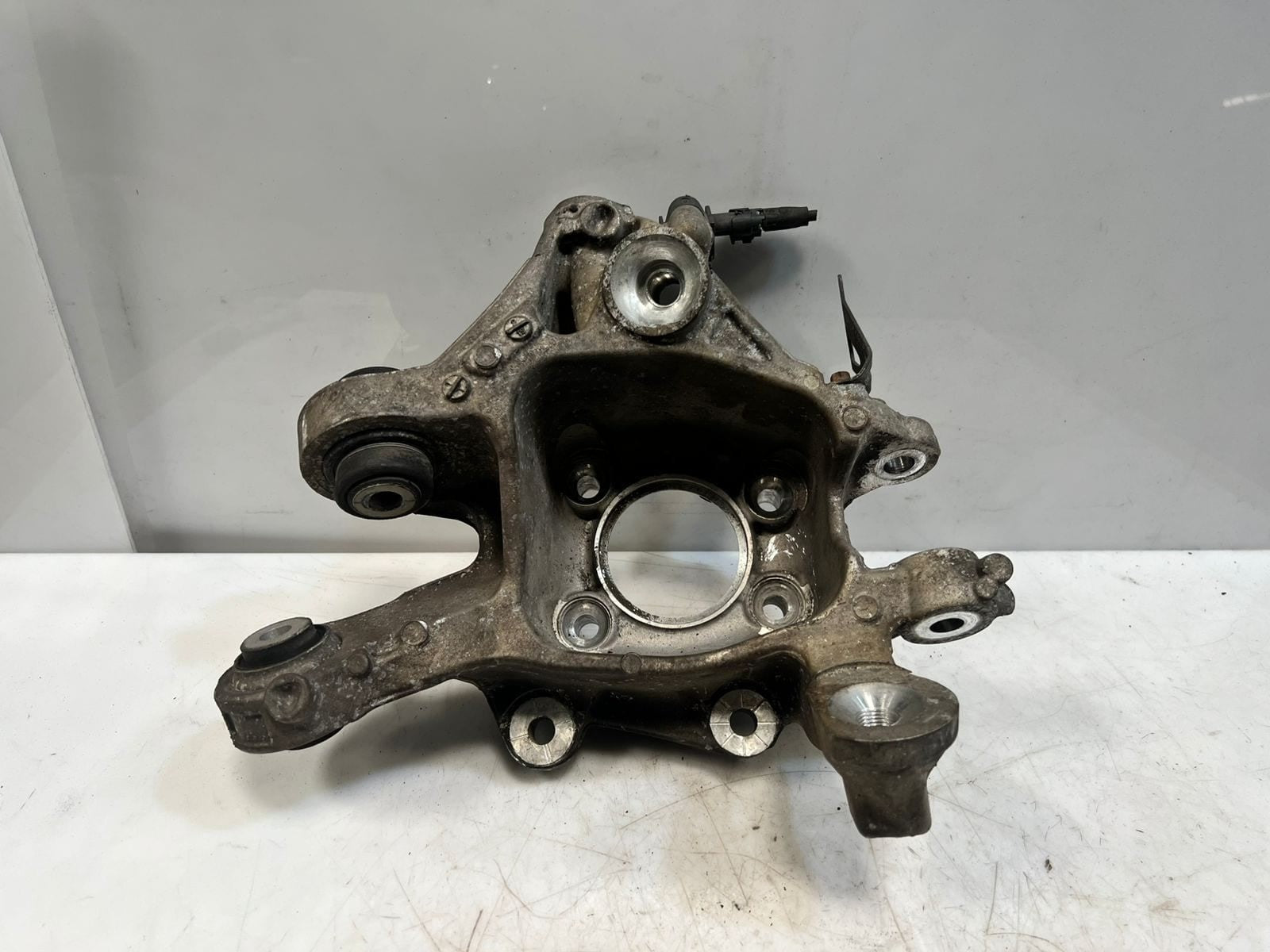 BMW 8 Series G14 G15 G16 Rear Wheel Hub Carrier Rear Left SPINDLE 6850563 OEM