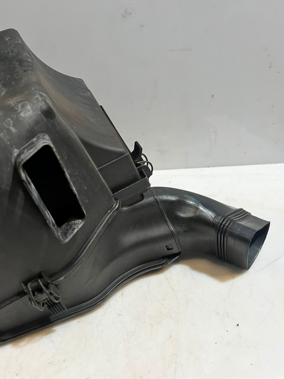 2001-2006 BMW 330Ci E46 3 Series Air Filter Housing 7501975 OEM