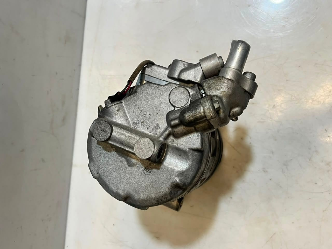 BMW 525i E60 E61 E63 E64 E65 E66 3.0L Air Conditioning Compressor 6956715 OEM
