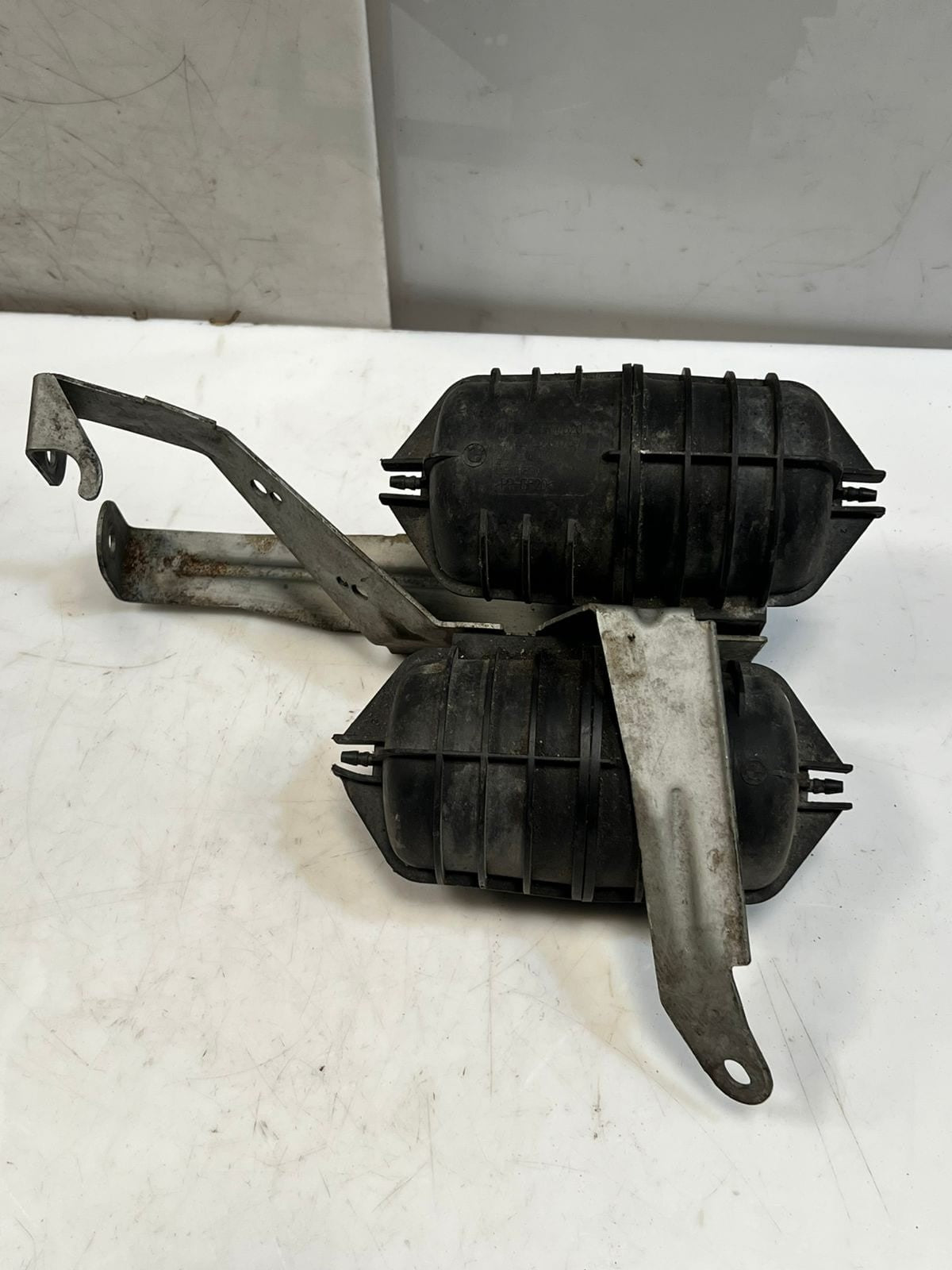 07-10 BMW E82 E88 E90 E92 135i 335i Turbo Vacuum Tank Canisters BrackeT 7558322