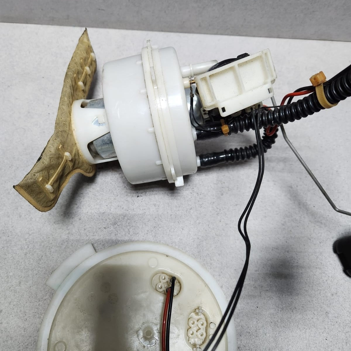 2013-2018 BMW 650i Fuel Pump 7308449 5-Series F07 F10 F11 and 6-Series F06 