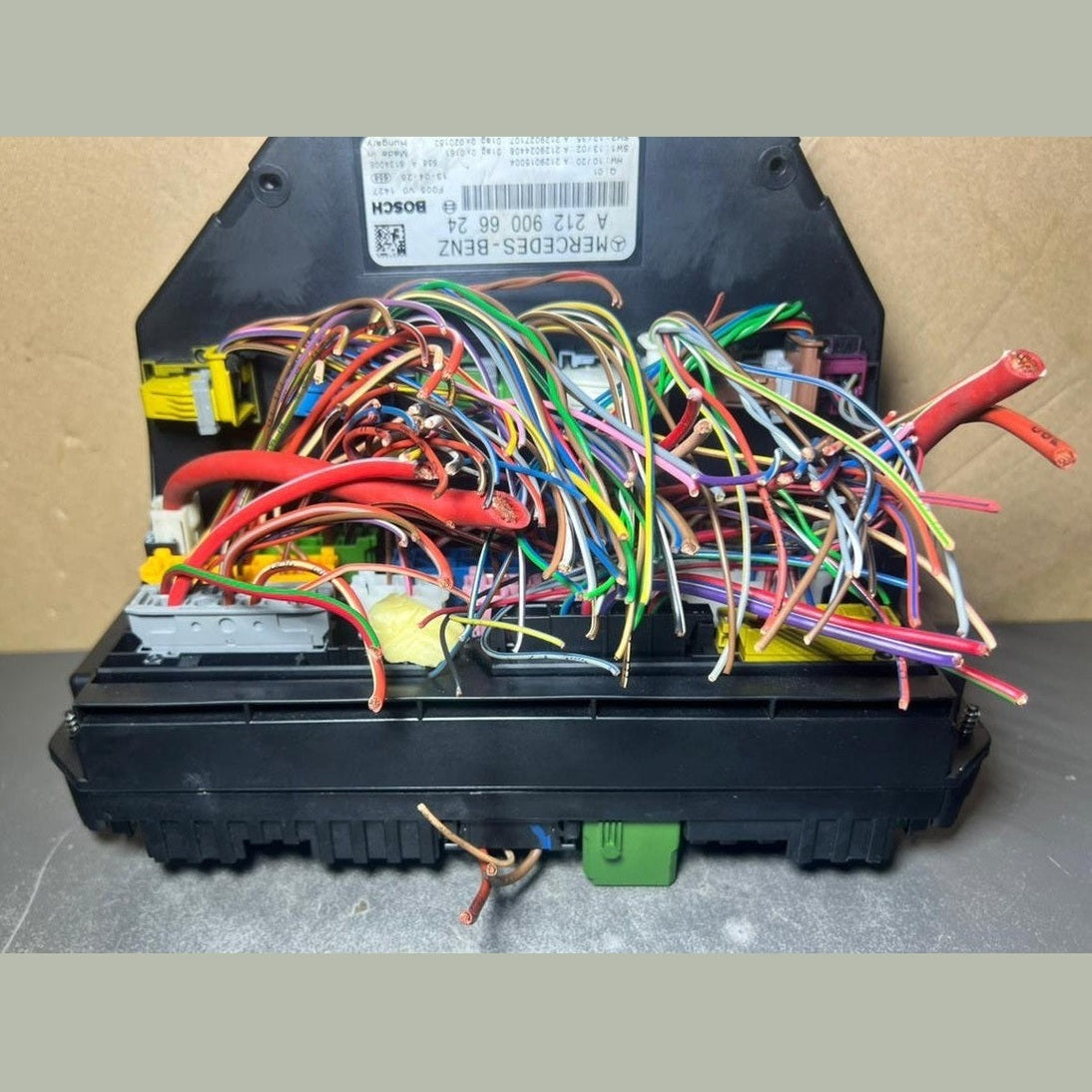 10-16 Mercedes-Benz W212 W204 Front SAM Module Relay Fuse Box A212 9006624 OEM