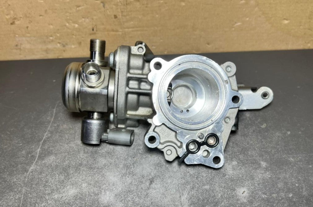 12-18 Mercedes W212 C300 M276 High Pressure Fuel Pump W/Housing A276 0700601 OEM