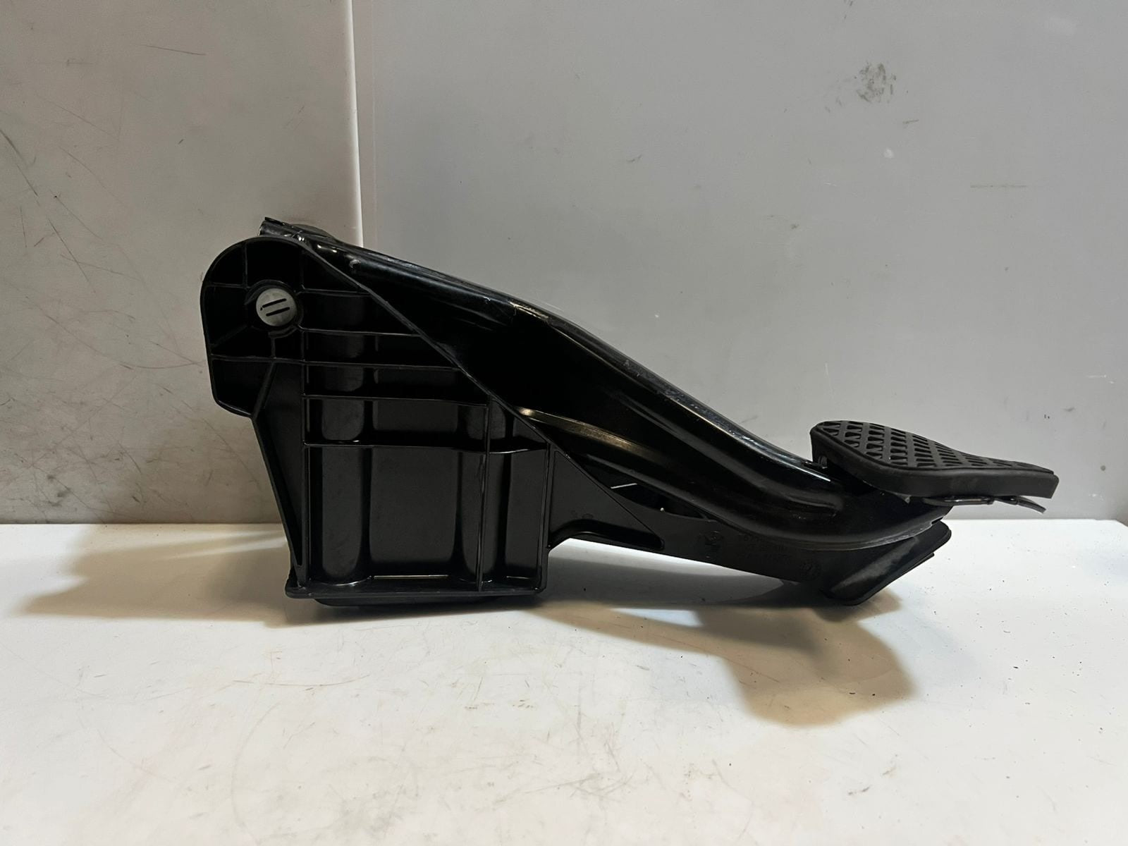 2022 BMW iX I20 xDrive 40 Brake STOP Pedal BRACKET 6893659 OEM