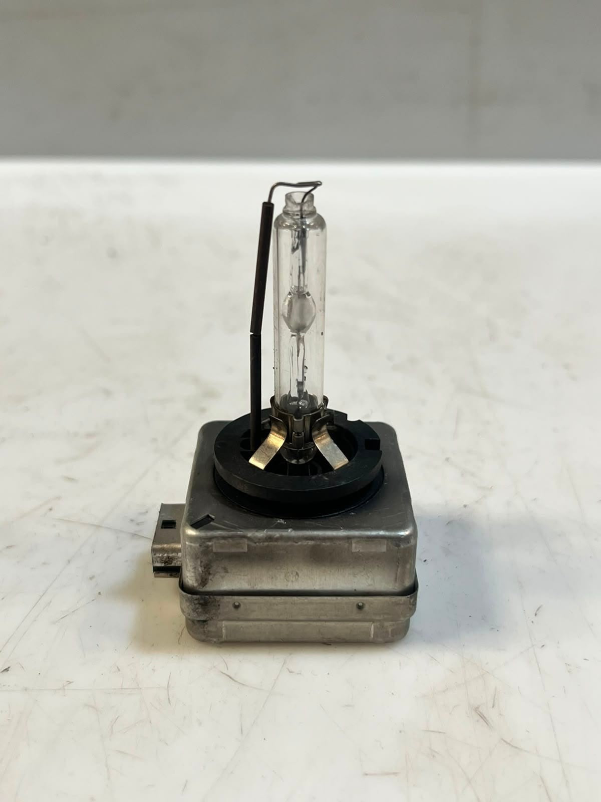 2006-2010 BMW 5 Series E60 and E61 M5 Xenon HEADLIGHT Bulb CB1915269 OEM