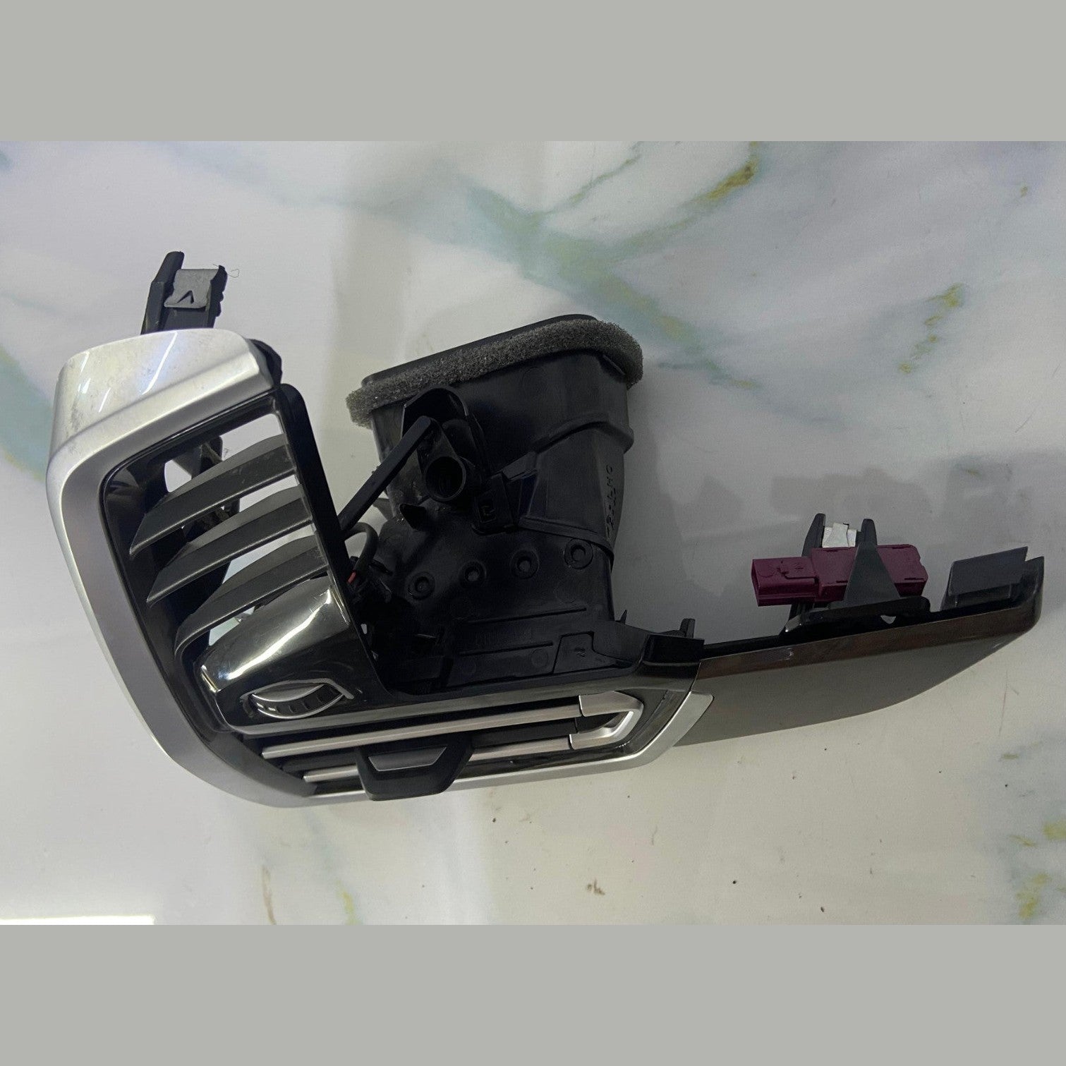 OEM BMW G05 F95 G06 F96 G07 Air Vent Fresh Air Grill Left 9399469