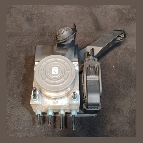 BMW X1 F48  ANTI LOCK BREACKING SYSYTEM MODULE  PUMP 6877109  (N159)  -6877110