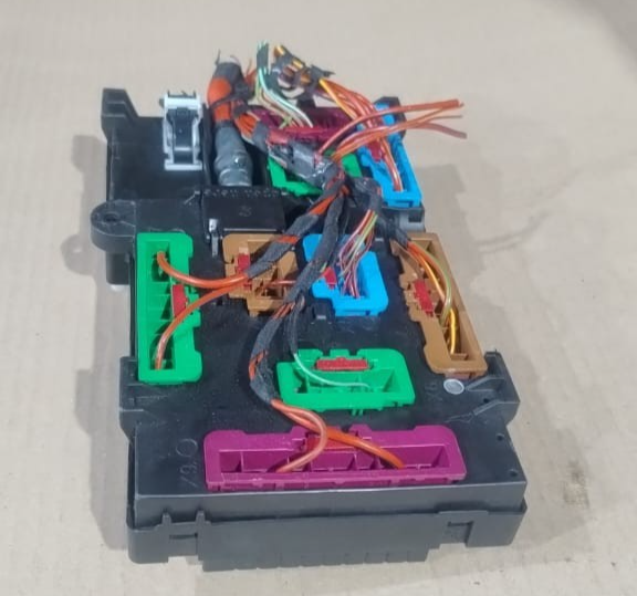 BMW F98 F97 X4 X3 G01  M BODY FUSE BOX CONTROL MODULE OEM  6828074
