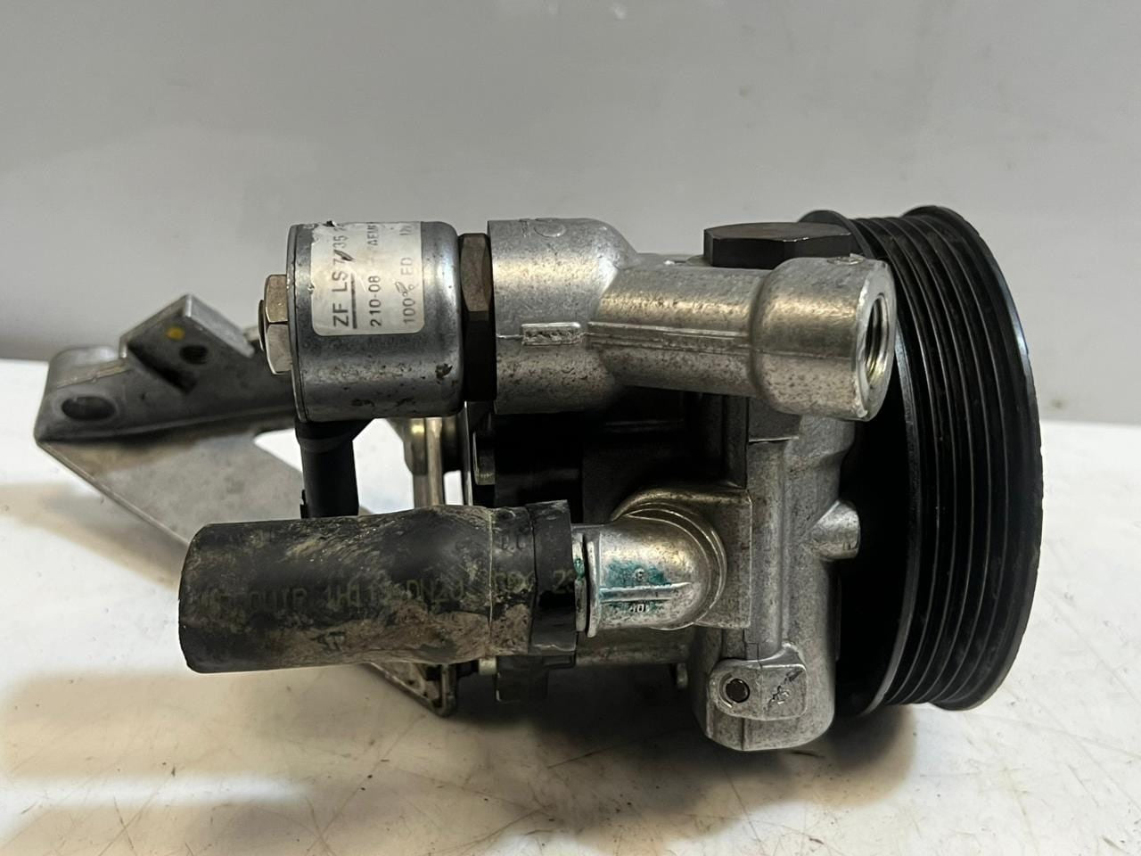 2008-2010 BMW 528i E81 E87 E90 E91 N52B25 2.5P Power Steering Pump 7539015 OEM