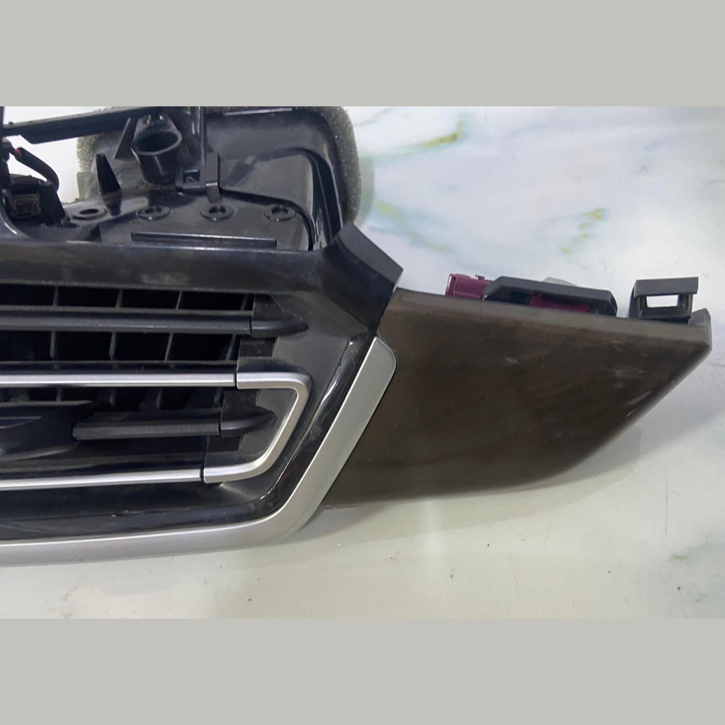 OEM BMW G05 F95 G06 F96 G07 Air Vent Fresh Air Grill Left 9399469
