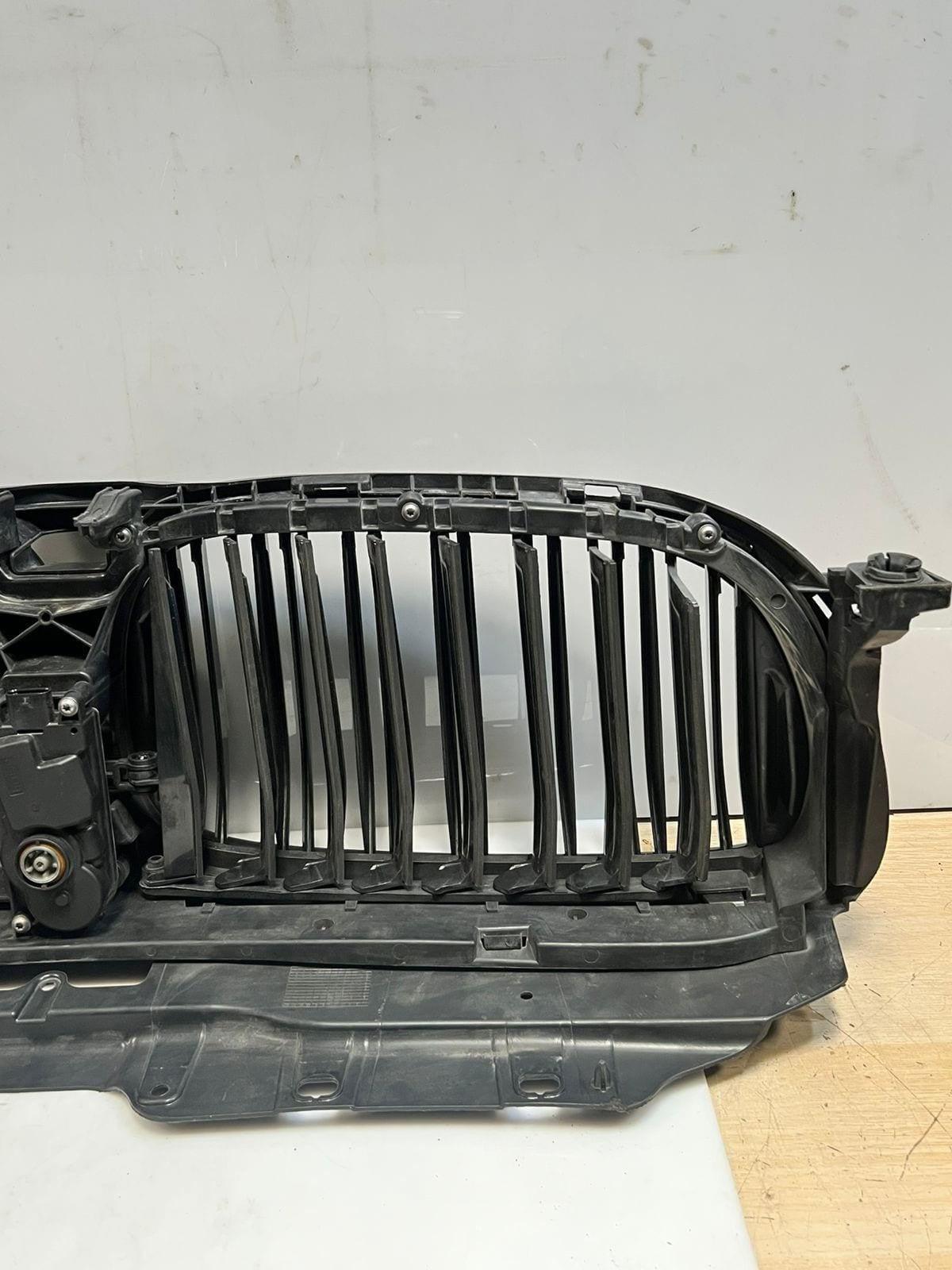 2019-2022 BMW 330i 3 5 7 Series G20 G30 G11 G12 Air Shutter Grille 187156 OEM