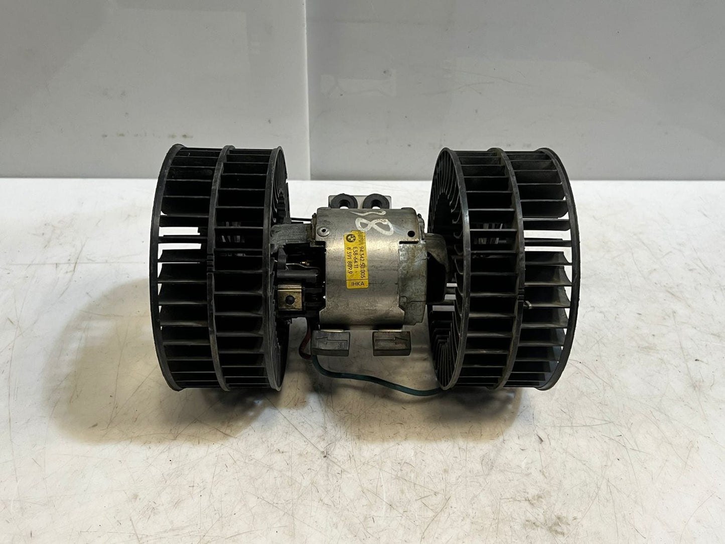 BMW 725 728 730 735 750 740 Hvac Blower Motor Assembly Front 8391809 OEM