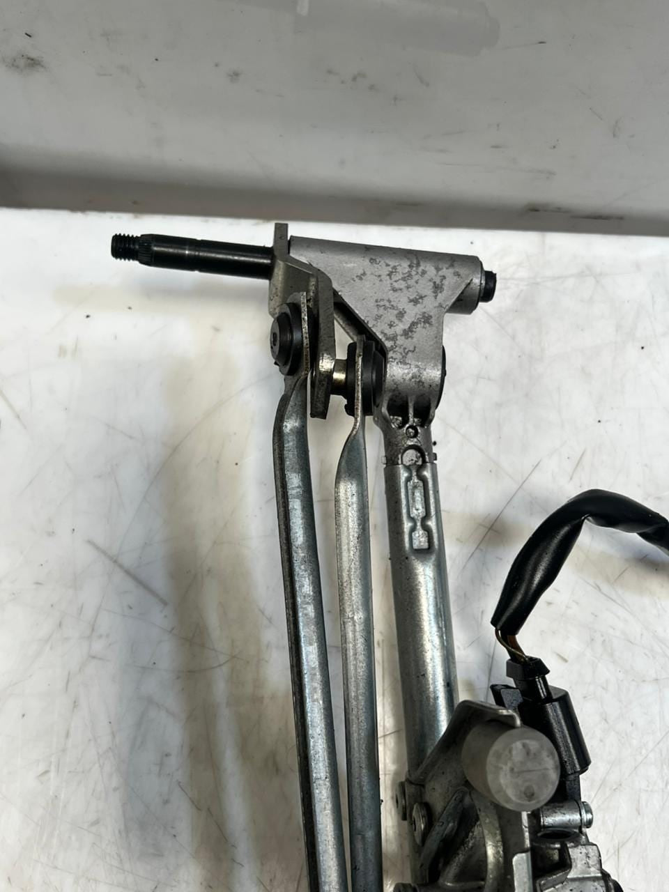 2010-2015 BMW X1 E84 Front Windshield Wiper Motor And Linkage 2992466 OEM