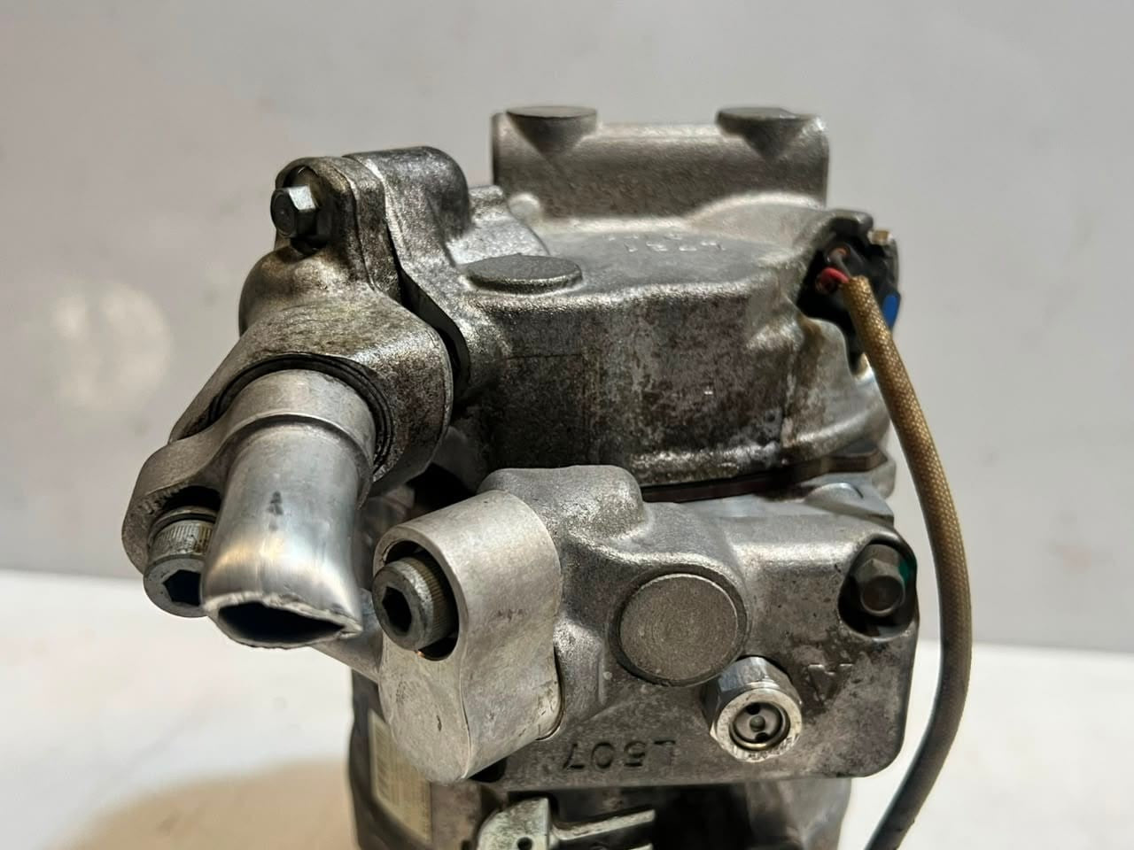 BMW 525i E60 E61 E63 E64 E65 E66 3.0L Air Conditioning Compressor 6956715 OEM