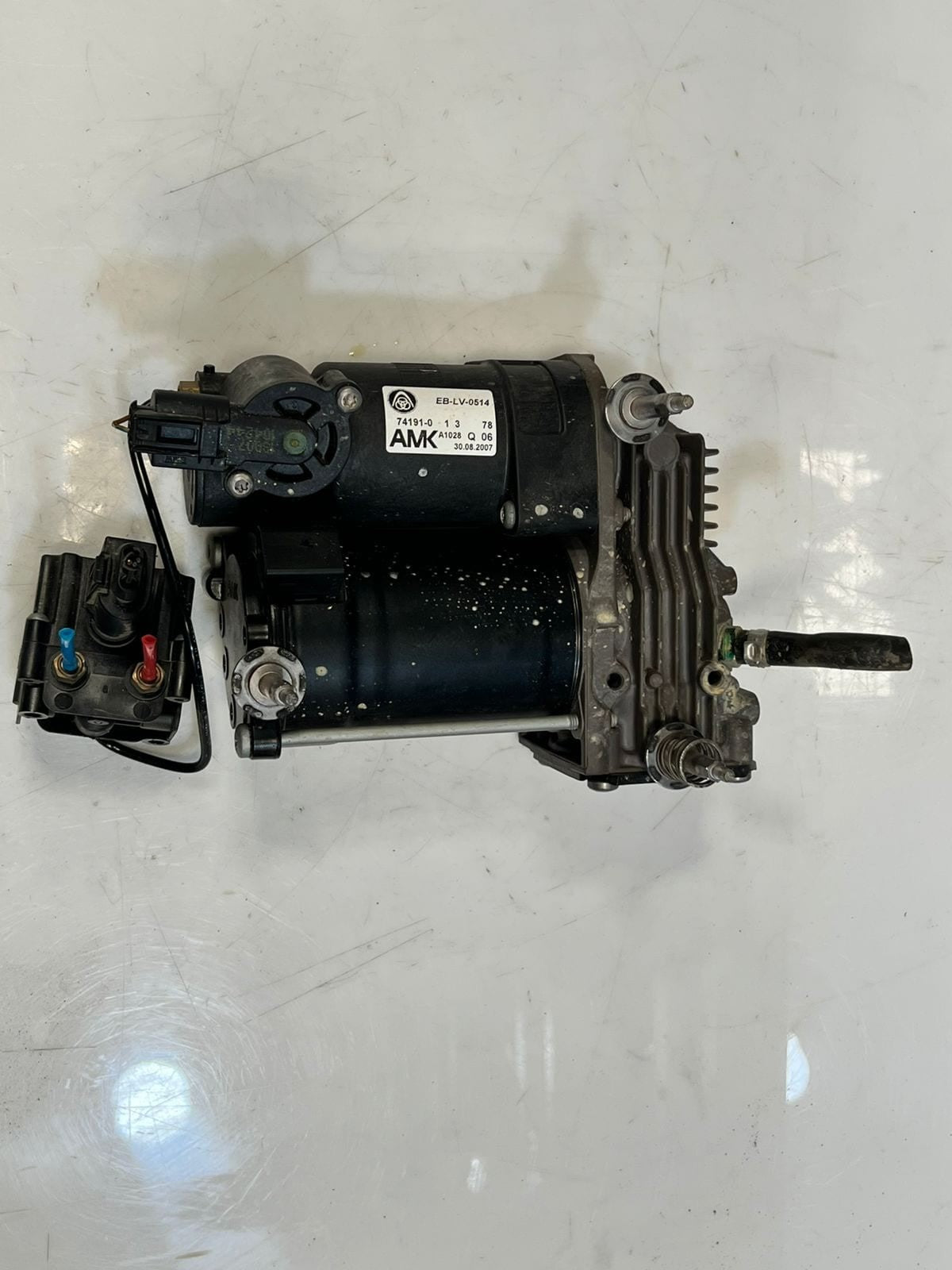 2007-2013 BMW X5 E70 and X6 E71 E72 Air Suspension Compressor EBLV0514 OEM