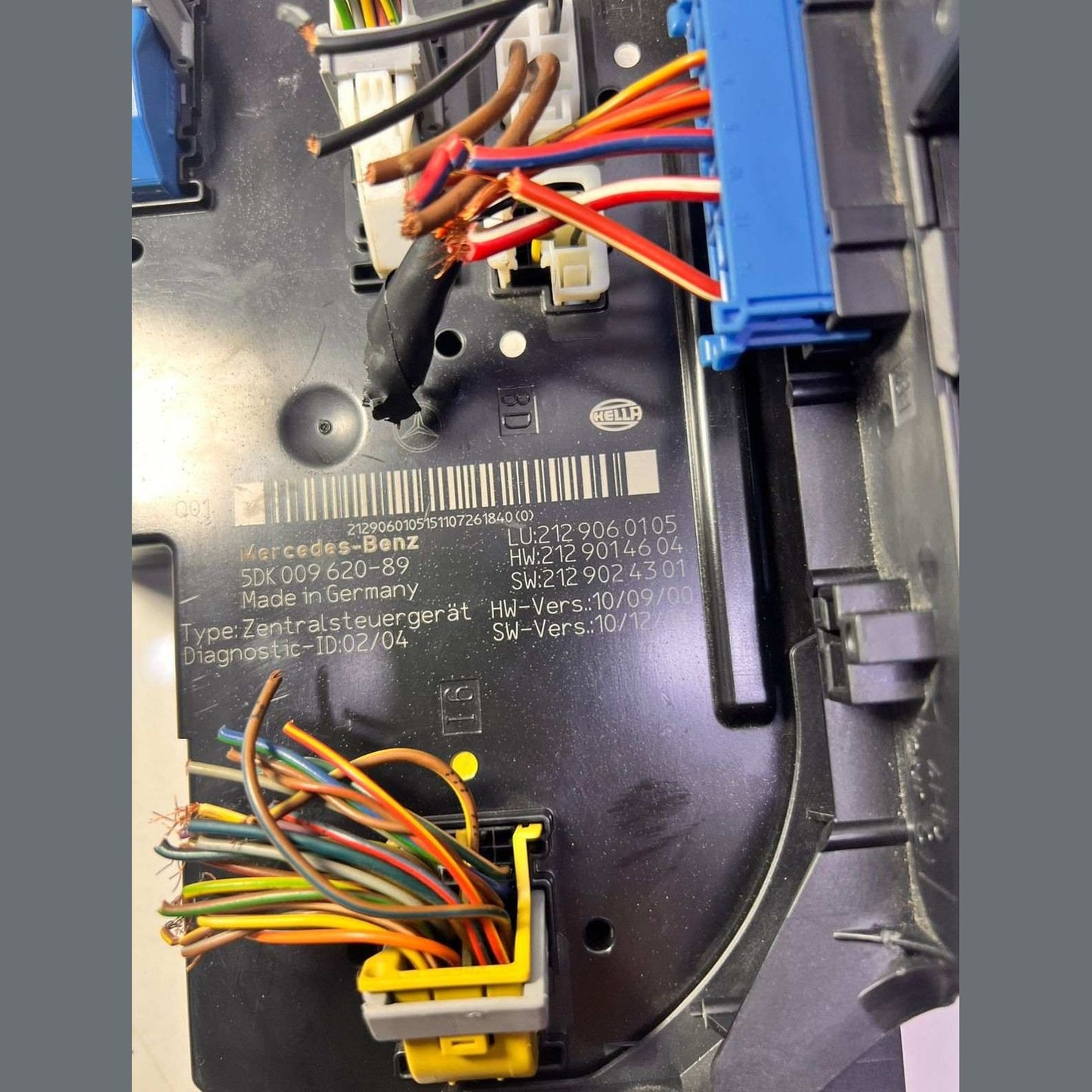 Mercedes-Benz W212 E300 Rear Sam Fuse Relay Box Module 212 9060105 E-Class E350 