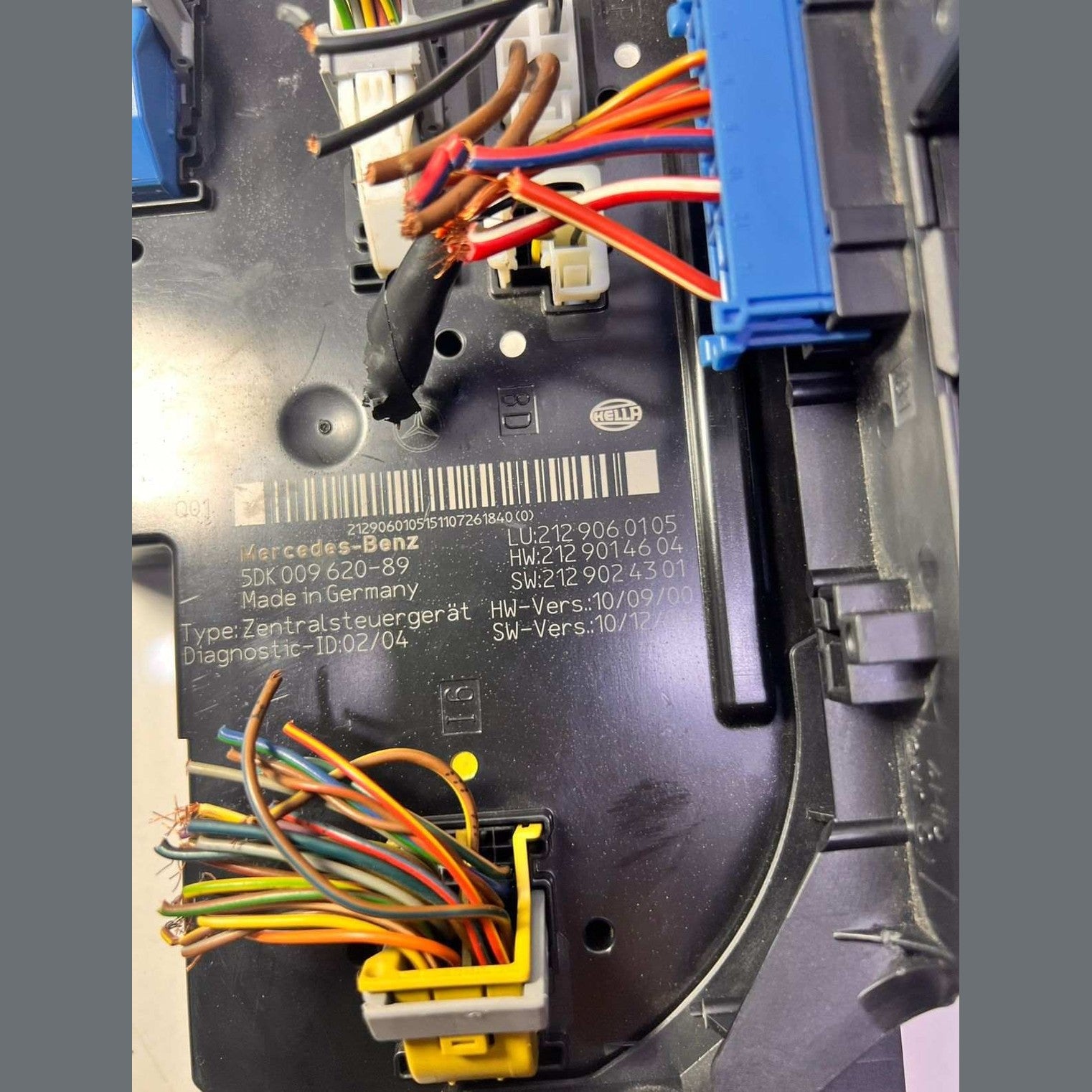 Mercedes-Benz W212 E300 Rear Sam Fuse Relay Box Module 212 9060105 E-Class E350 