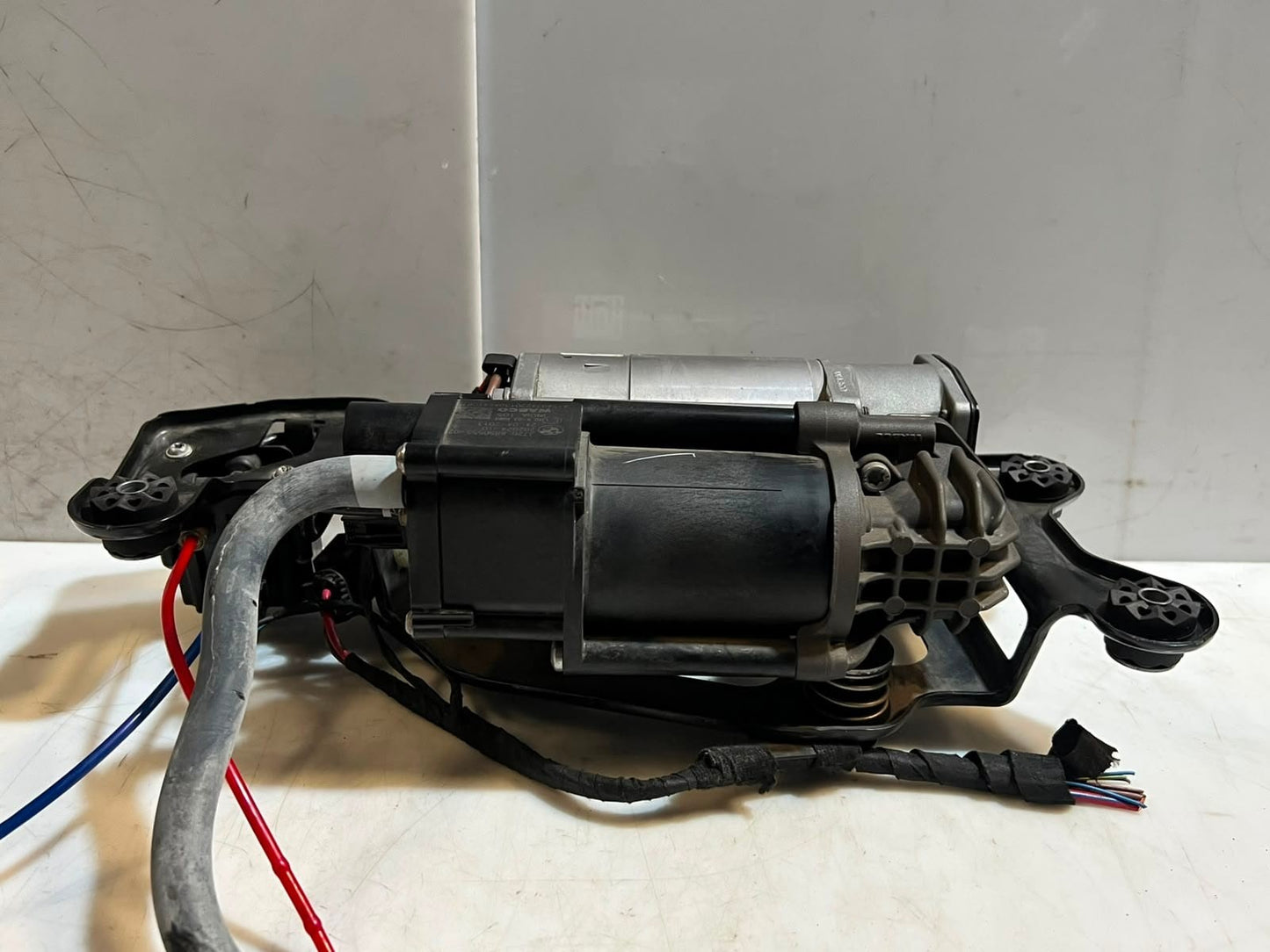 2013-2019 BMW X5 F15, F85, and X6 F16 AIR Suspension Compressor PUMP 26071611