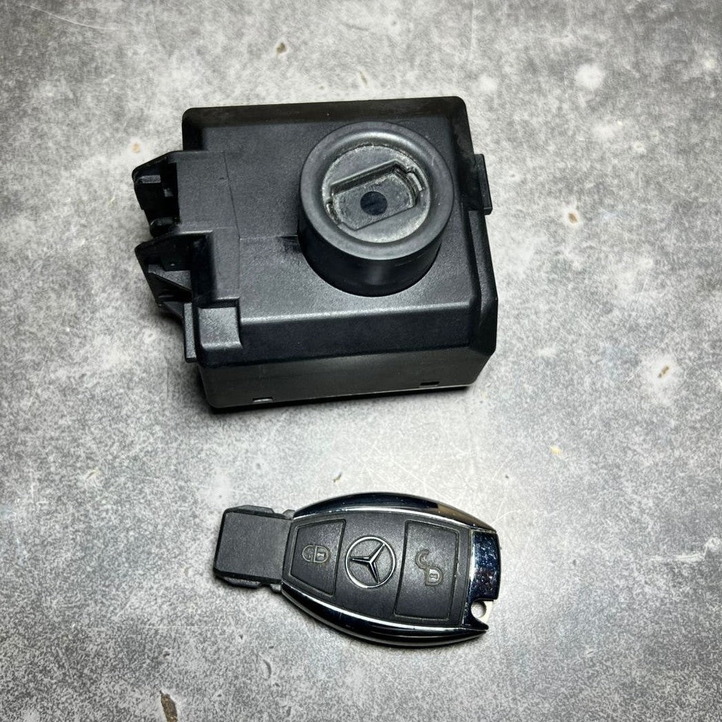 13-17 Mercedes W246 CLA  Ignition Switch Module Unit W/key FBS4 A246 9054702 OEM
