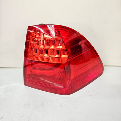 7289432-BMW 3 Series E90 E91 328i Touring Taillight Right Rear OEM