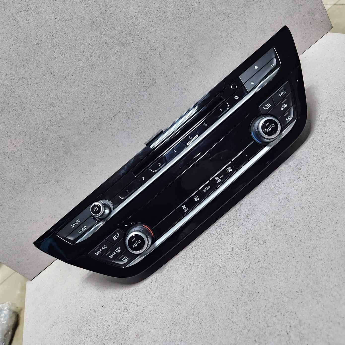 2019-2020 BMW 530e Climate Control And Audio Control Panel 7947859