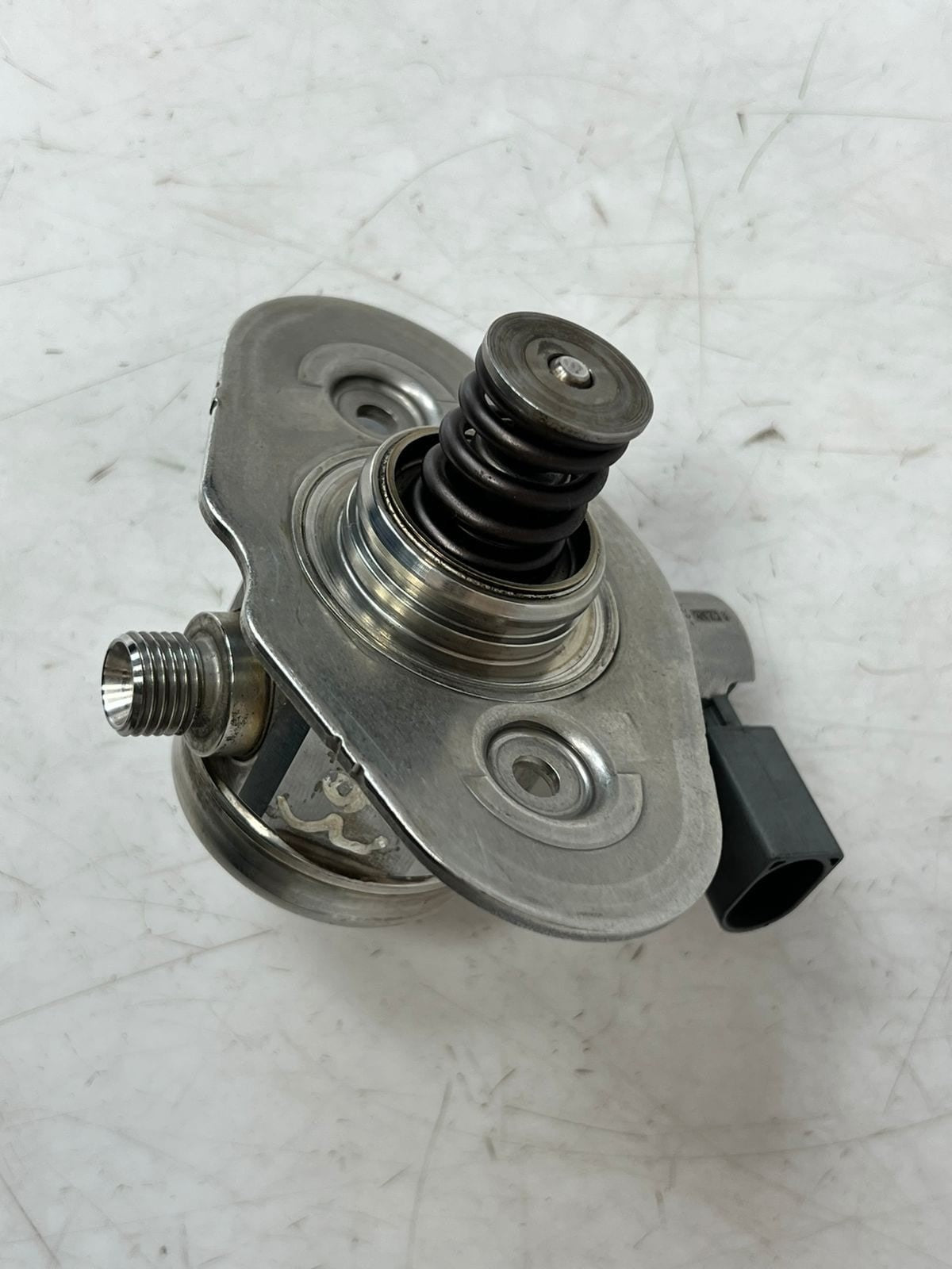 2013-2018 BMW 650i N63 X5 X6 M5 550I xDrive High Pressure Fuel Pump 7599865 OEM