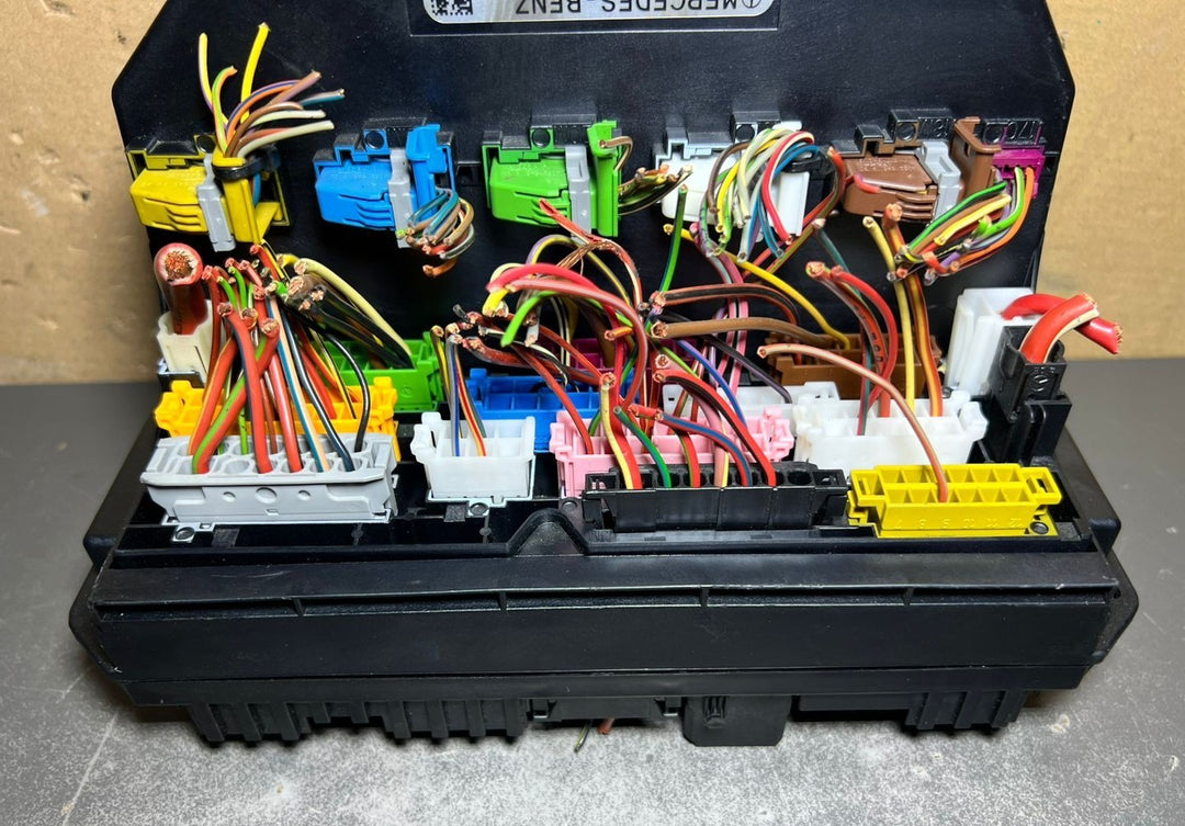 10-16 Mercedes-Benz W212 W204 Front SAM Module Relay Fuse Box A212 9000006 OEM