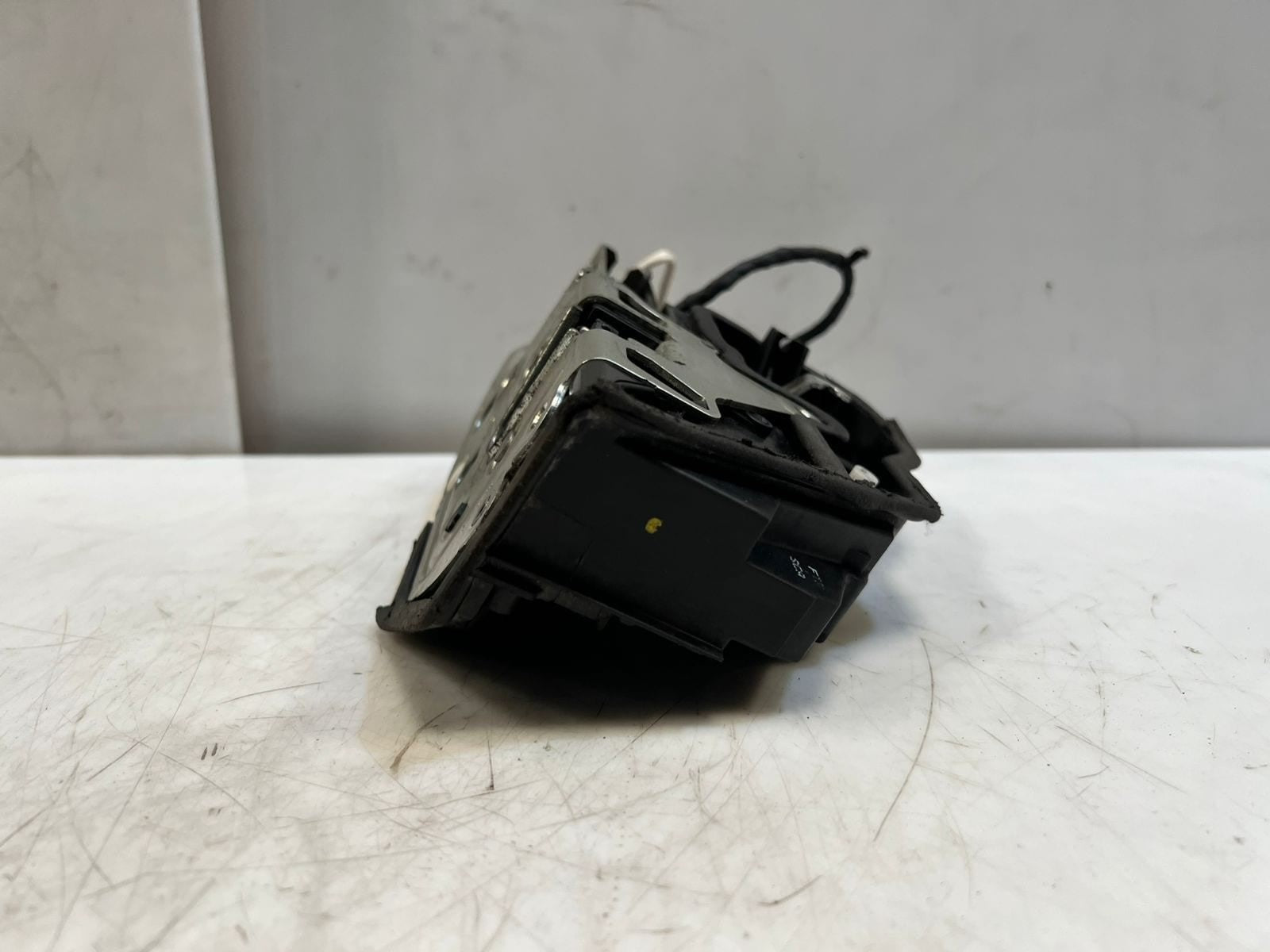 2010-2015 BMW 740i F01 F02 F03 F04 F10 F11 Door Lock Latch Front Right 7185690