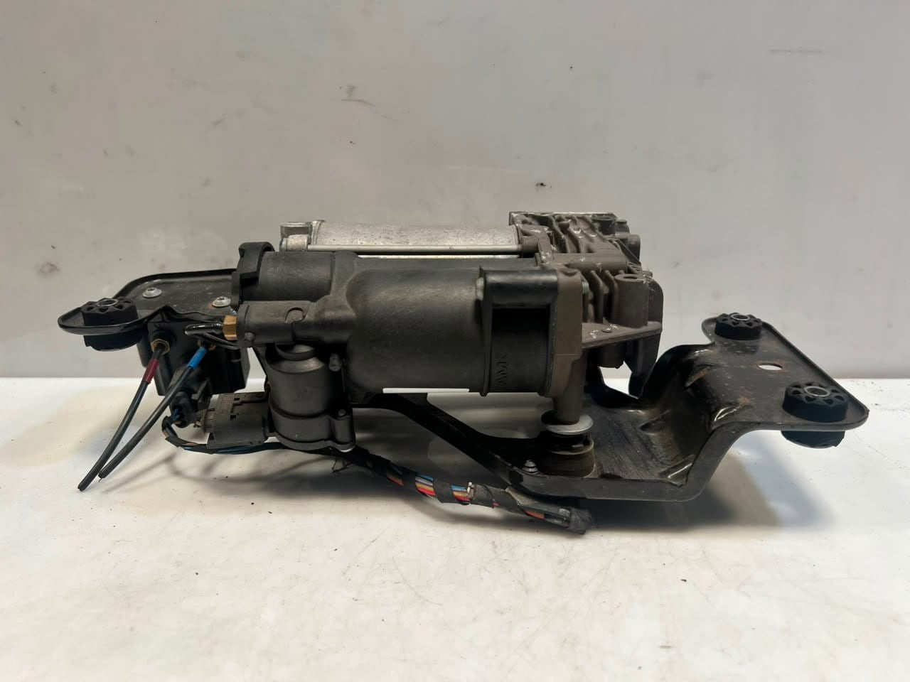 2007-2013 BMW X5 E70 and X6 E71 Air Suspension Compressor Pump 6859714 OEM