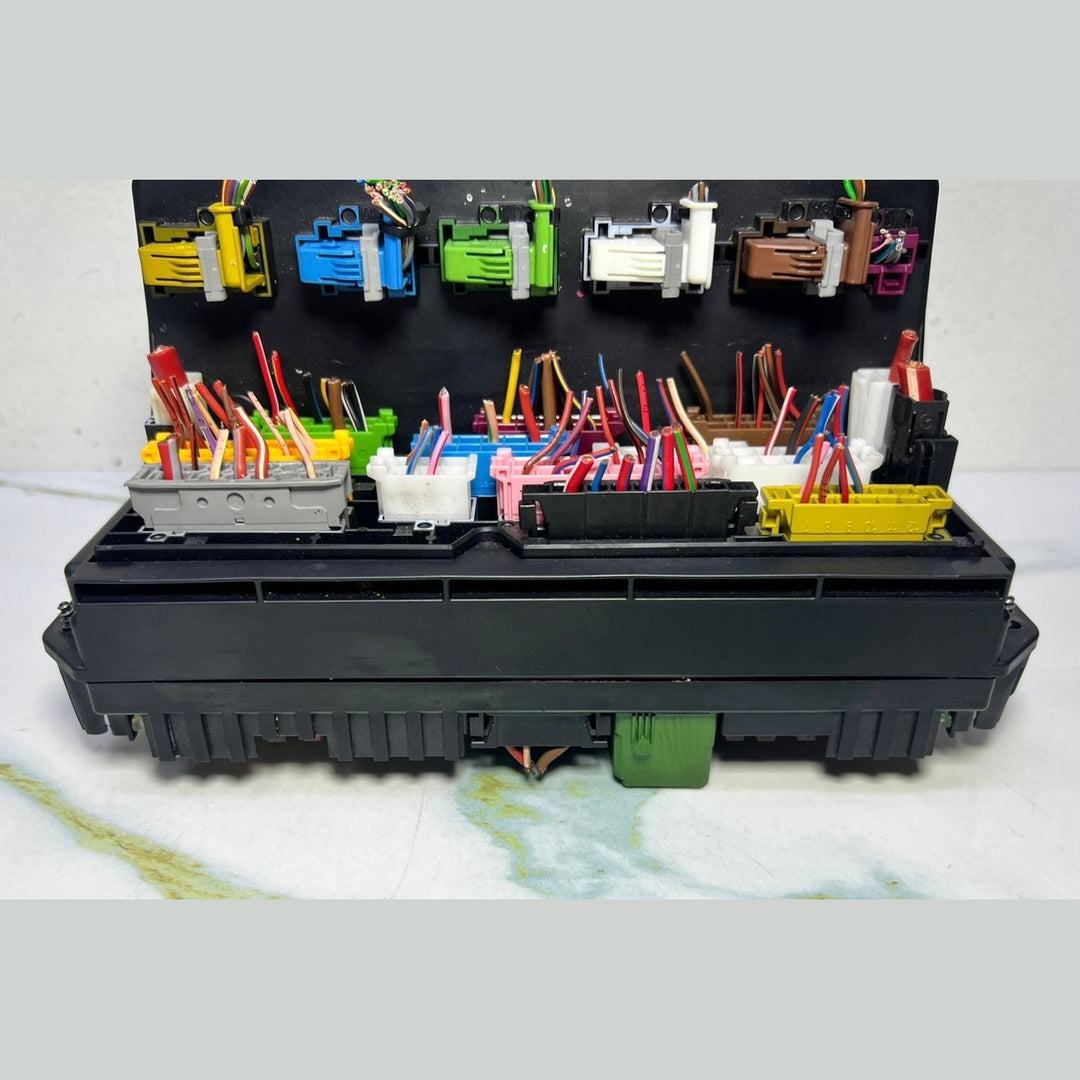 10-18 Mercedes-Benz W212 W204 Front SAM Module Relay Fuse Box A212 9003514 OEM