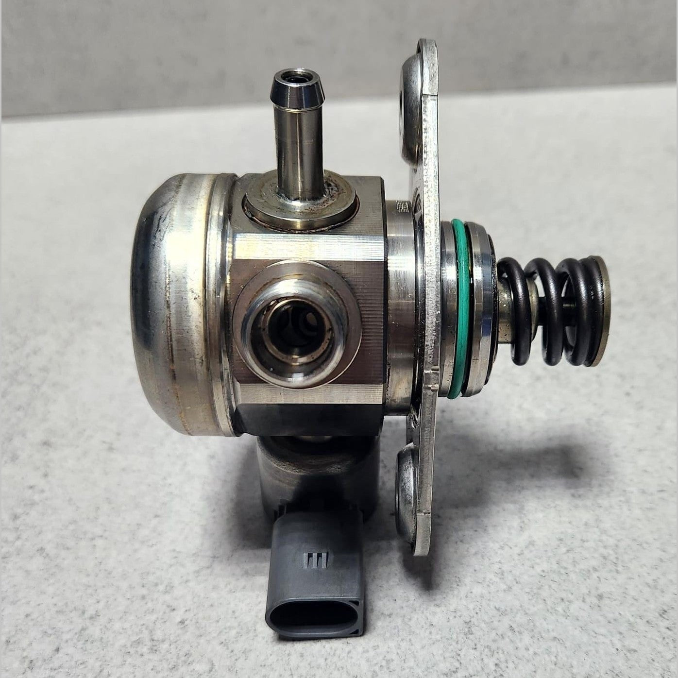 Mercedes-BenzHigh Pressure Fuel Pump A2740700501 W204 W205 W212 W213 C207
