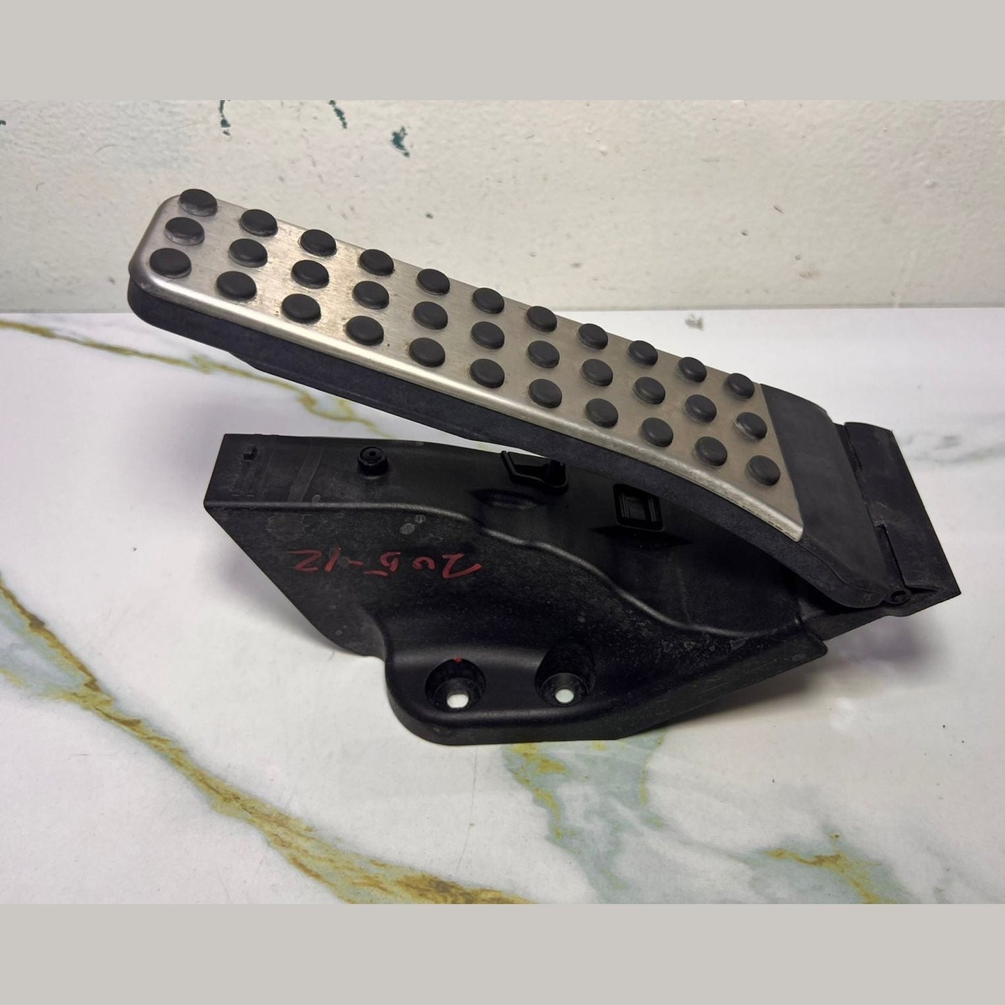 Mercedes-Benz W205 Accelerator Pedal Module A 205 300 01 04