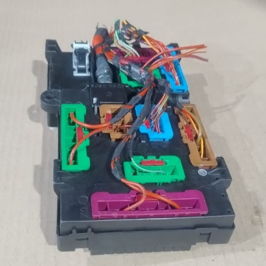 BMW F98 F97 X4 X3 G01  M BODY FUSE BOX CONTROL MODULE OEM  6828074