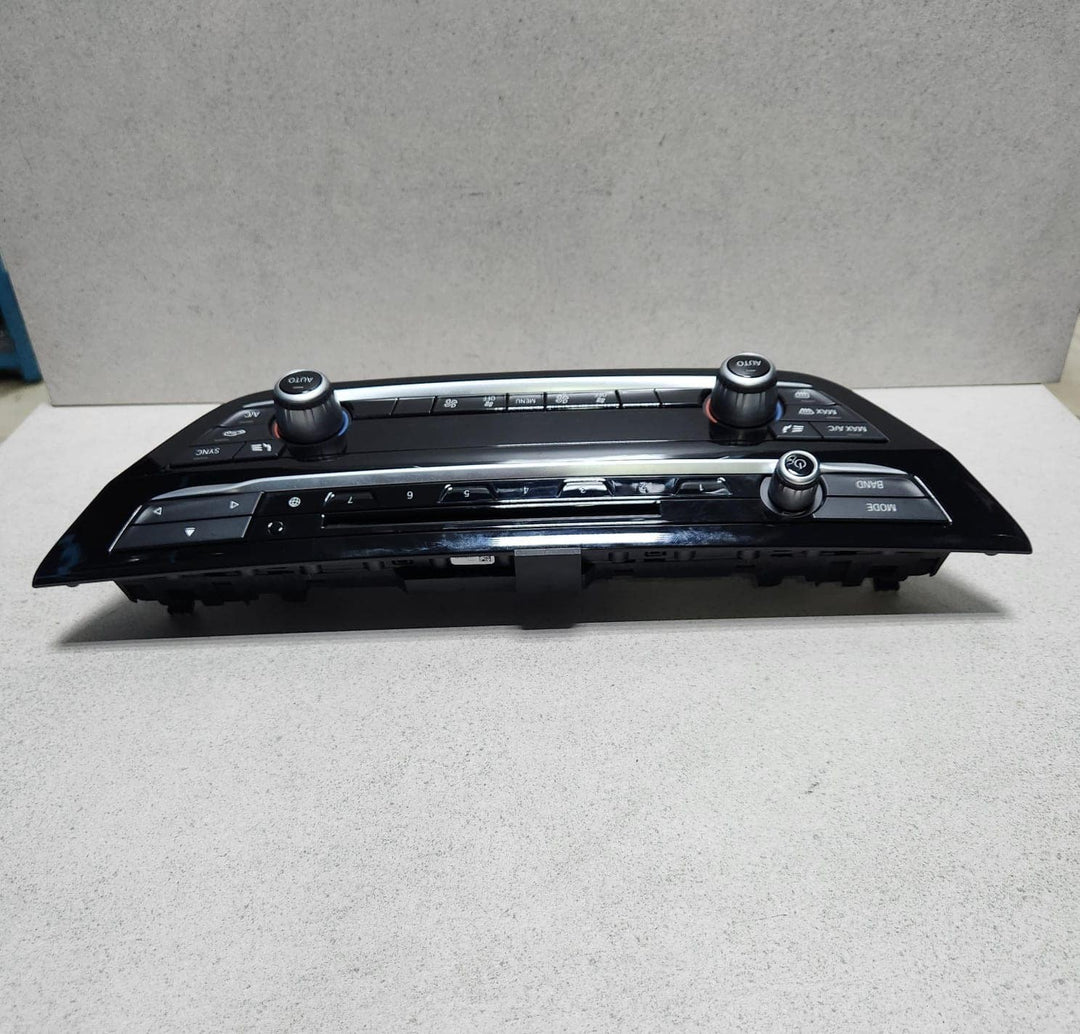 2019-2020 BMW 530e Climate Control And Audio Control Panel 7947859