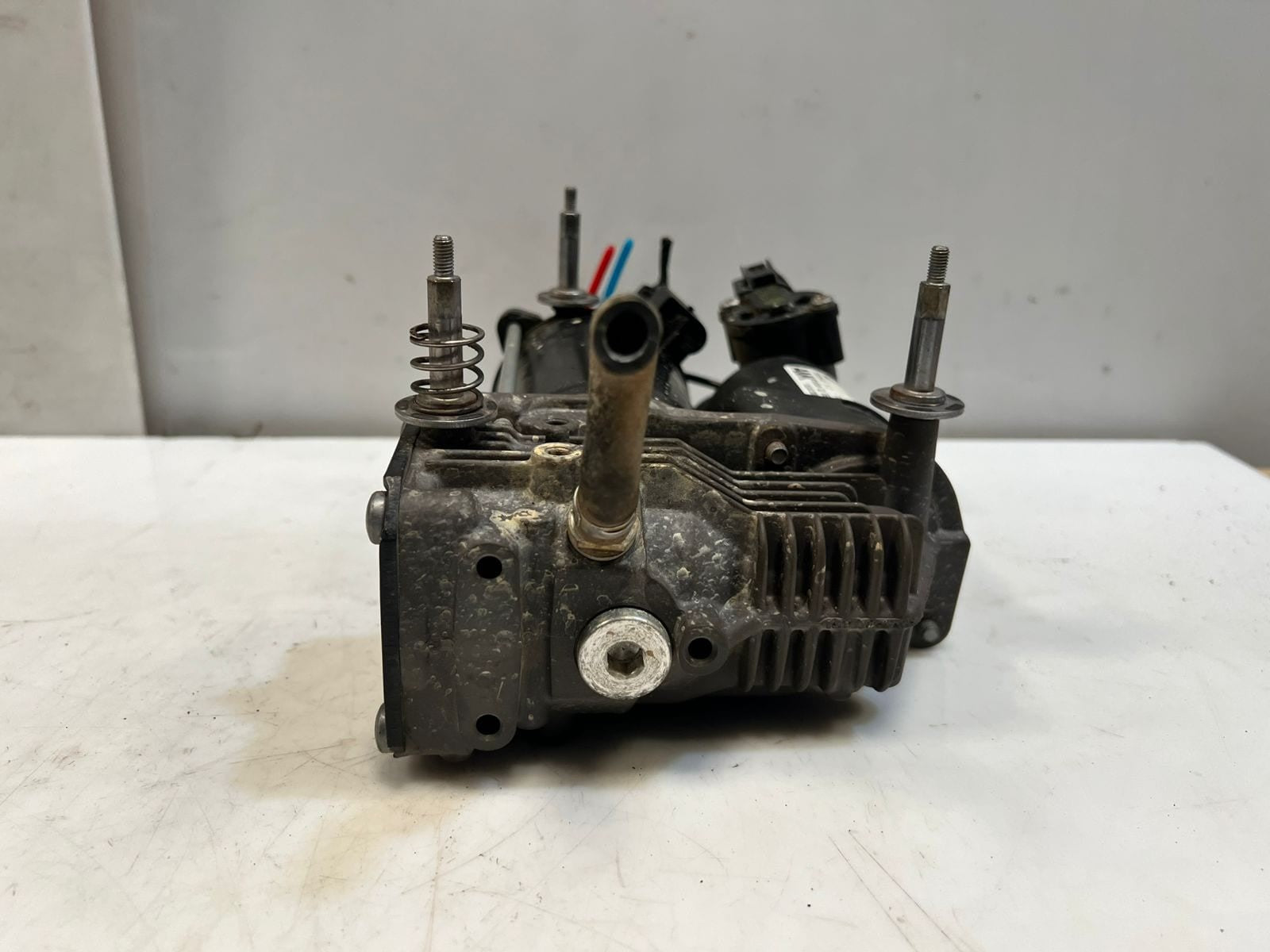 2007-2013 BMW X5 E70 and X6 E71 E72 Air Suspension Compressor EBLV0514 OEM