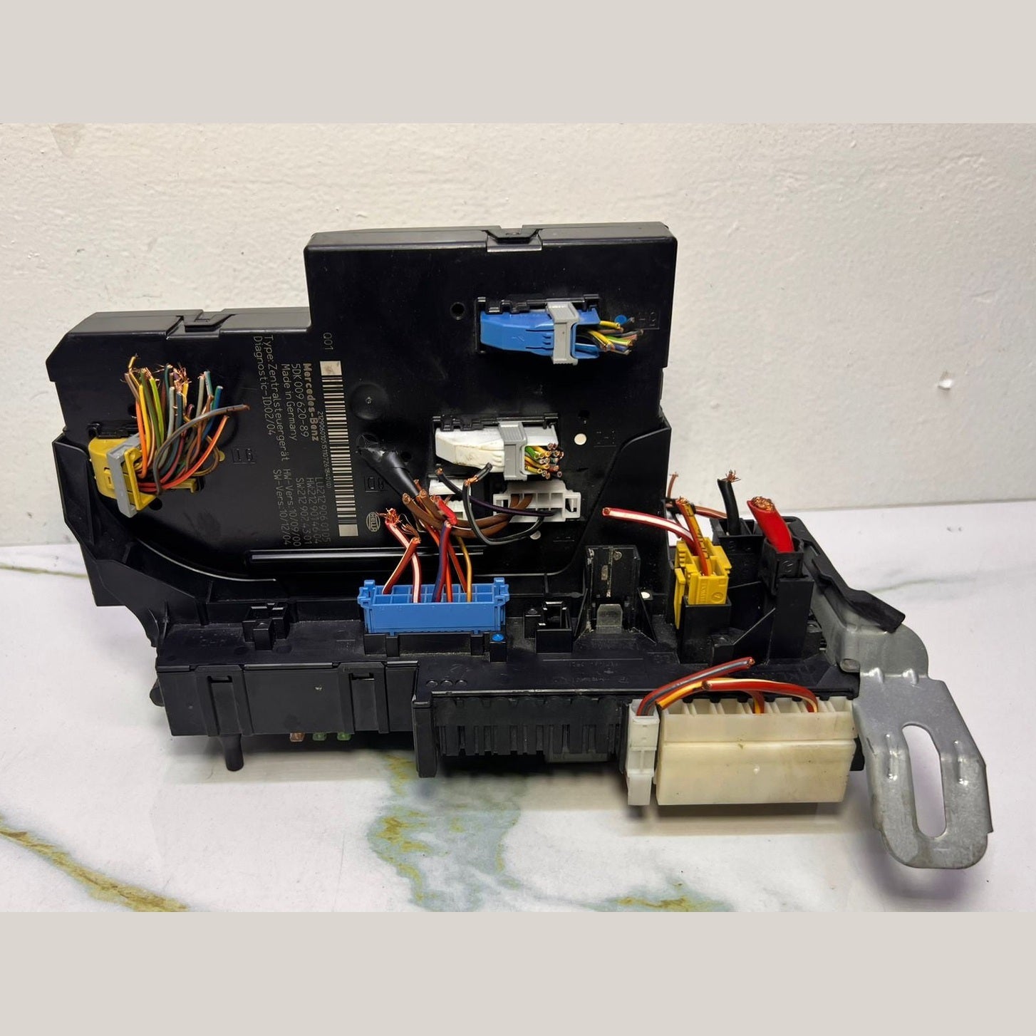 Mercedes-Benz W212 E300 Rear Sam Fuse Relay Box Module 212 9060105 E-Class E350 