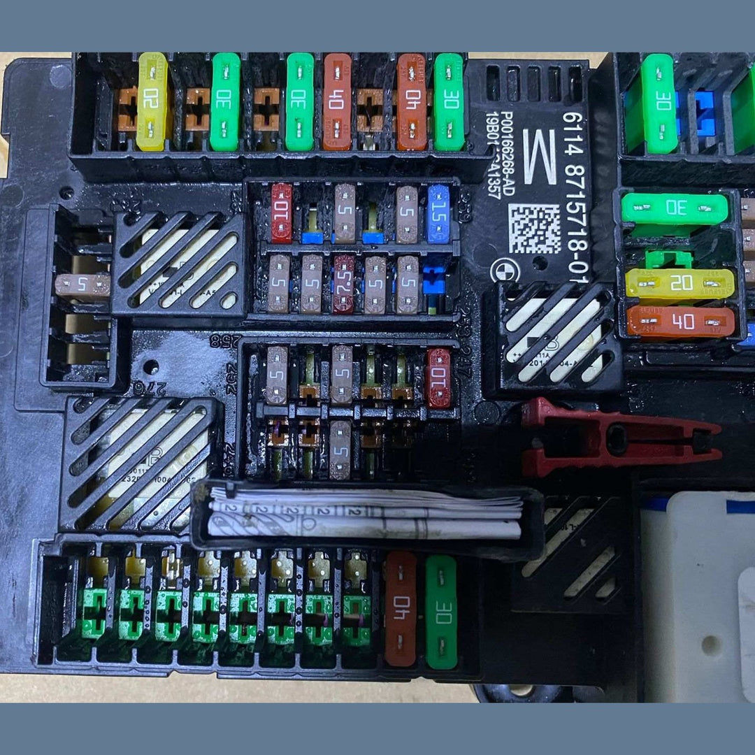 2018-2022 BMW 330i Fuse Box 8715718  330i G20 
