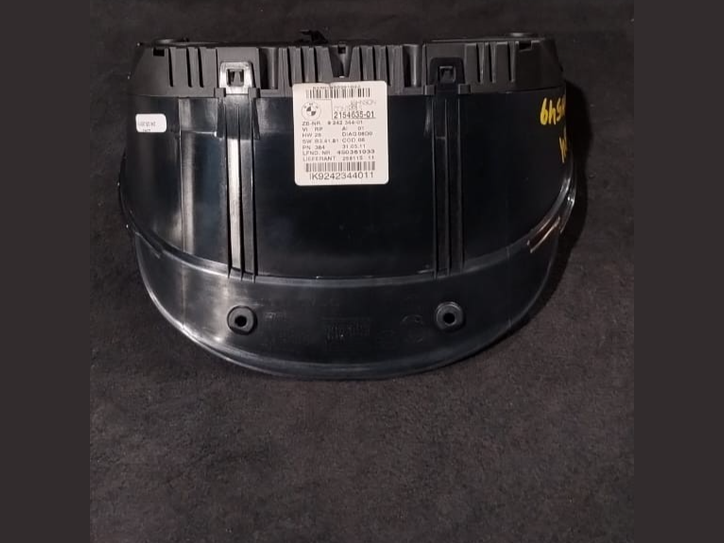 BMW 3 E90 E91  SPEEDOMETER / INSTRUMENT CLUSTER - 9242344