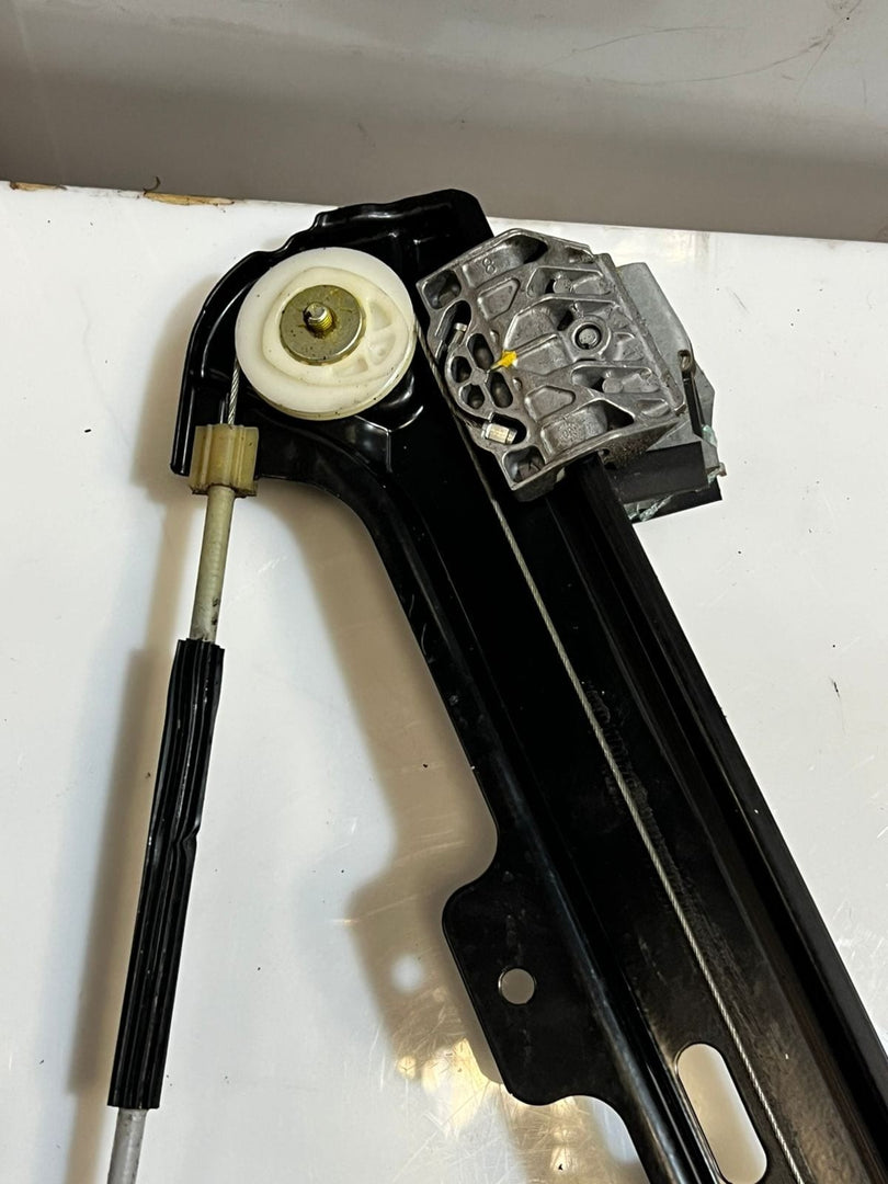 2006-2010 BMW 550i 5 Series E60 E61 Front Right Window Regulator 7184384 OEM
