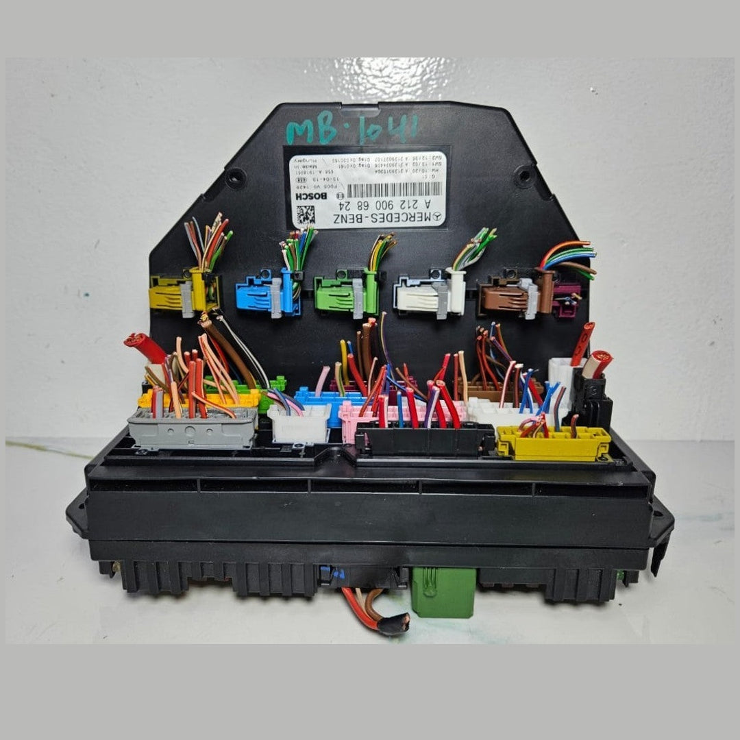 10-16 Mercedes-Benz W212 W204 Front SAM Module Relay Fuse Box A212 9006824 OEM