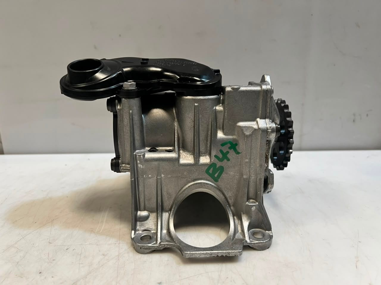 BMW 5 Series X1 X3 X5 F10 F11 B47 F20 Oil Vacuum Pump 8513756 OEM