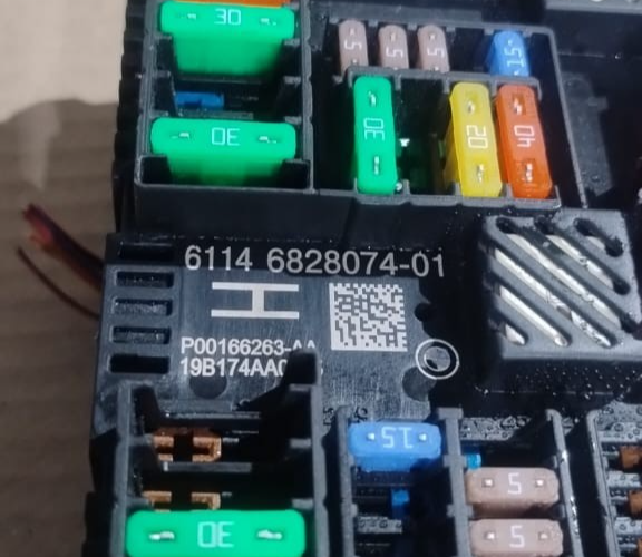 BMW F98 F97 X4 X3 G01  M BODY FUSE BOX CONTROL MODULE OEM  6828074