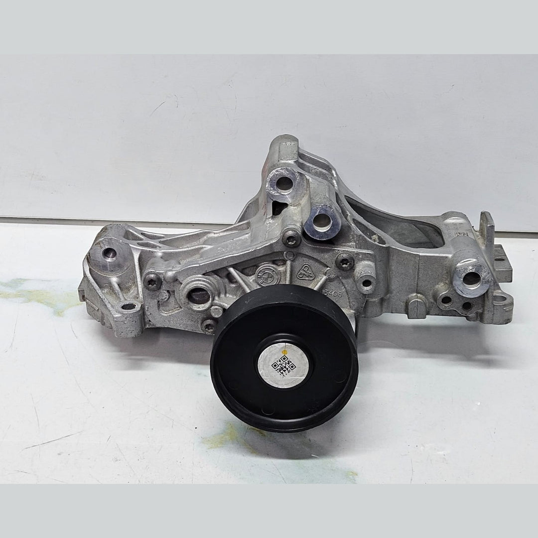 2017-2020 BMW 540i G30 G11 B58 Water Pump With Support 7643067 OEM