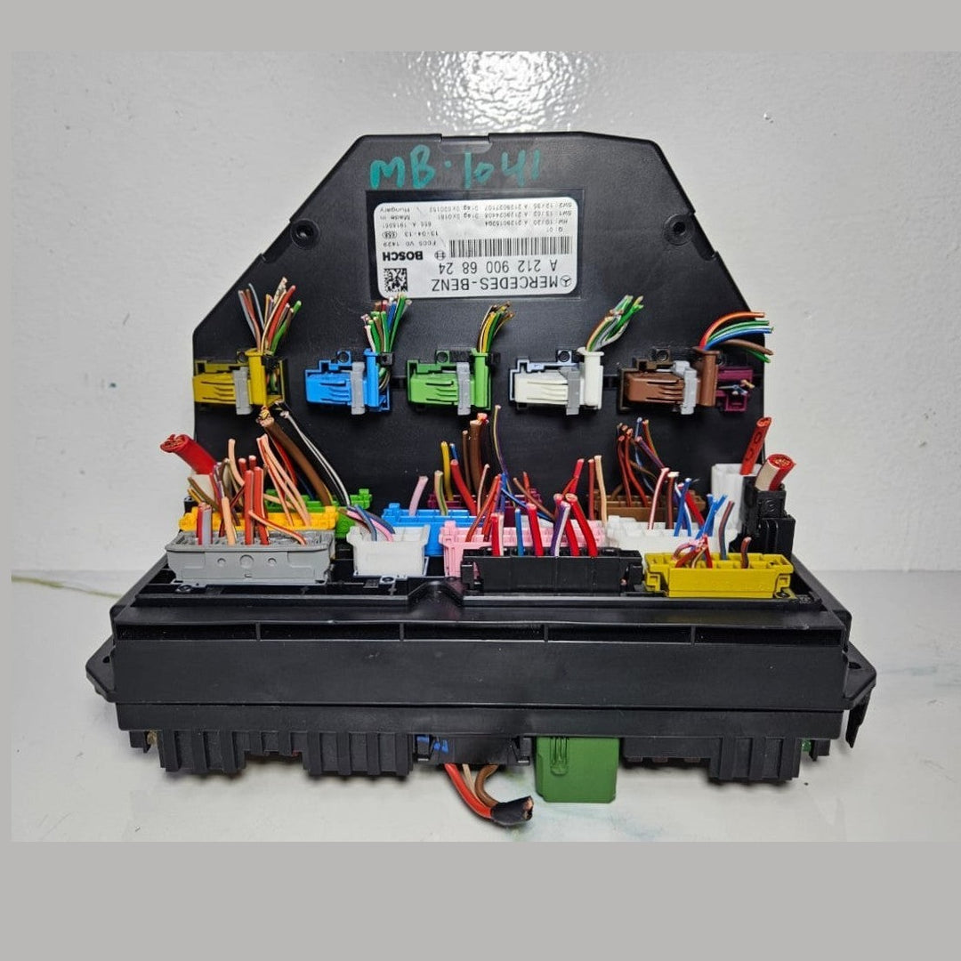 10-16 Mercedes-Benz W212 W204 Front SAM Module Relay Fuse Box A212 9006824 OEM