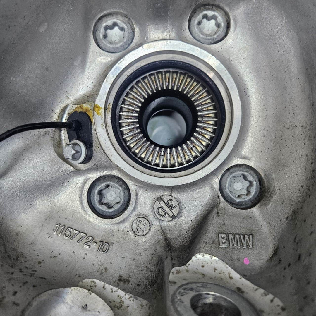 2018-2024 BMW X3 G01 X4 G02 HUB BEARING Knuckle RIGHT FRONT 6882598