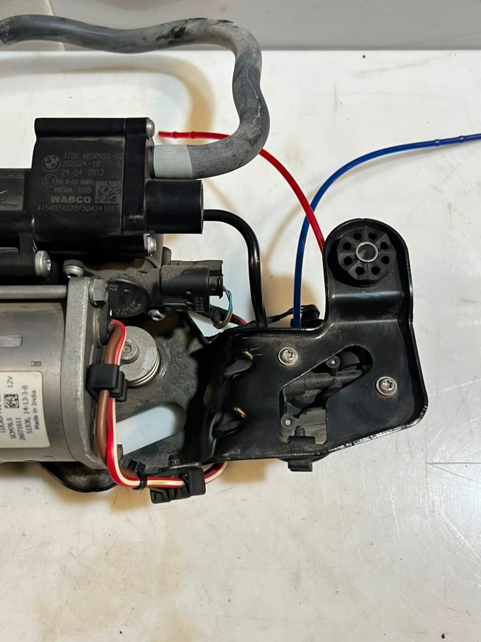 2013-2019 BMW X5 F15, F85, and X6 F16 AIR Suspension Compressor PUMP 26071611