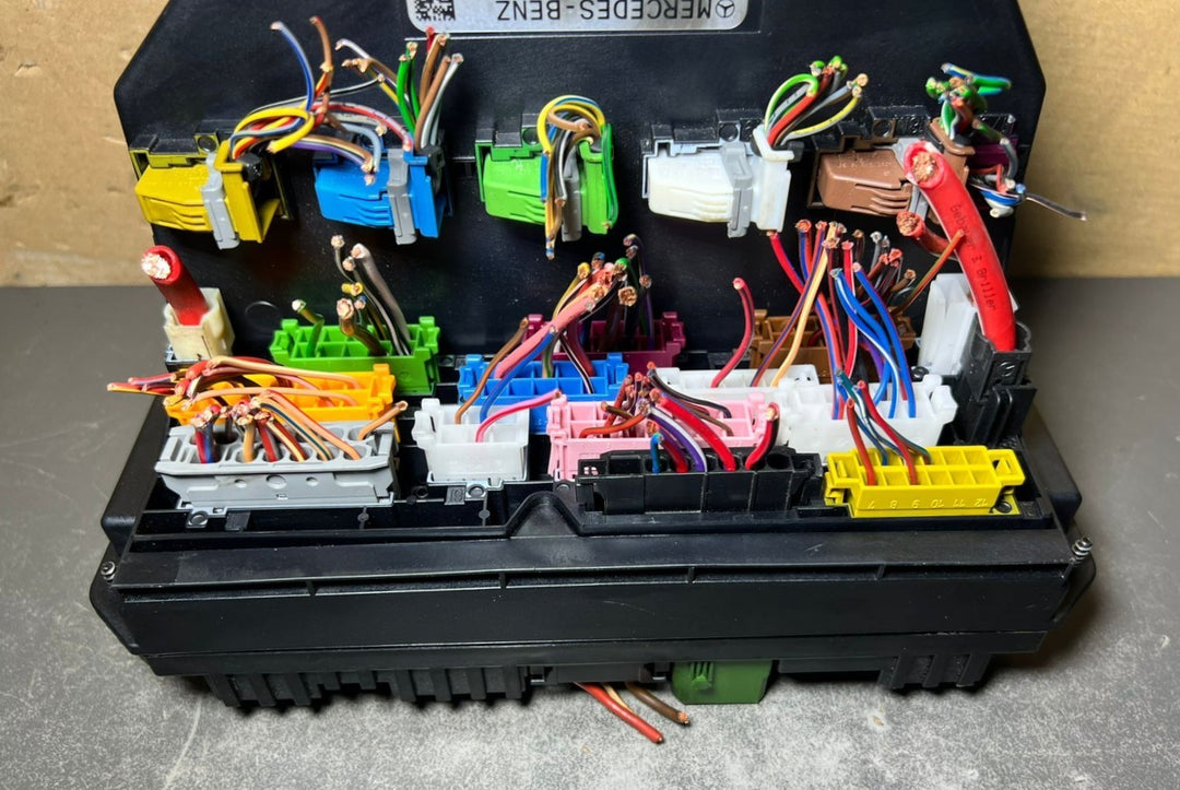 10-16 Mercedes-Benz W212 W204 Front SAM Module Relay Fuse Box A212 9006012 OEM